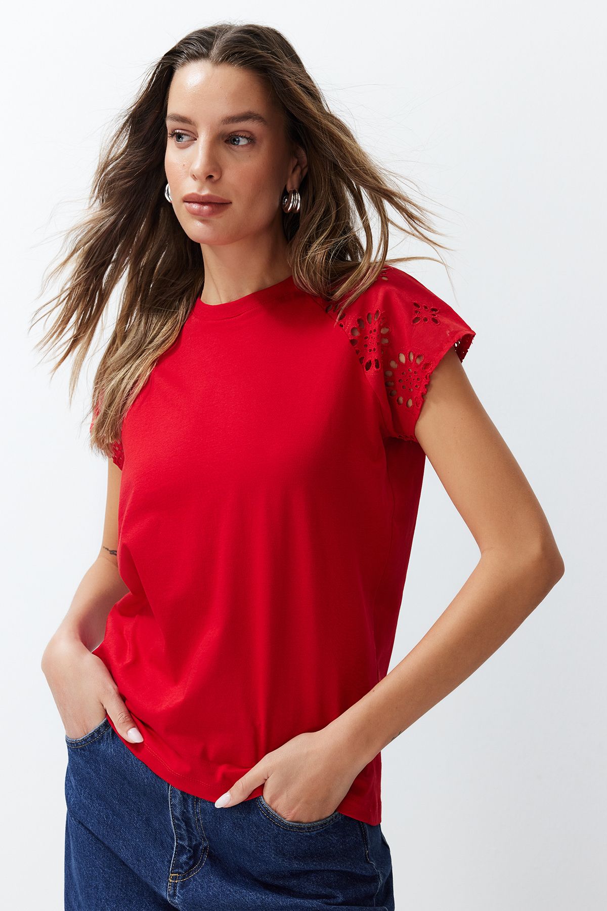 TRENDYOLMİLLA Kırmızı Regular/Normal Kalıp Brode Detaylı Reglan Kol Örme T-Shirt TWOSS24TS00201