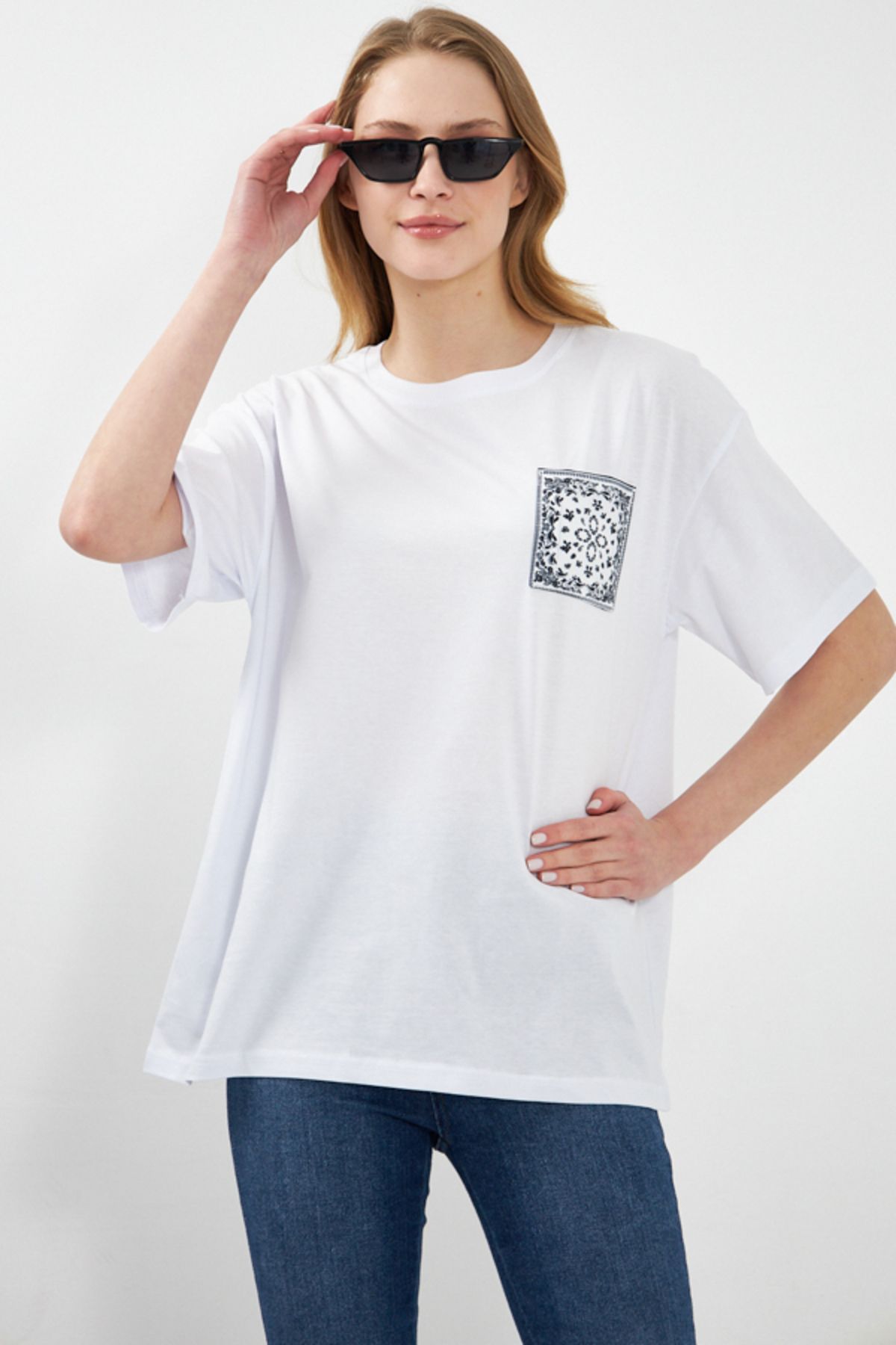 armonika Kadın Beyaz Cebi Desenli Oversize Tshirt ARM-24Y024002