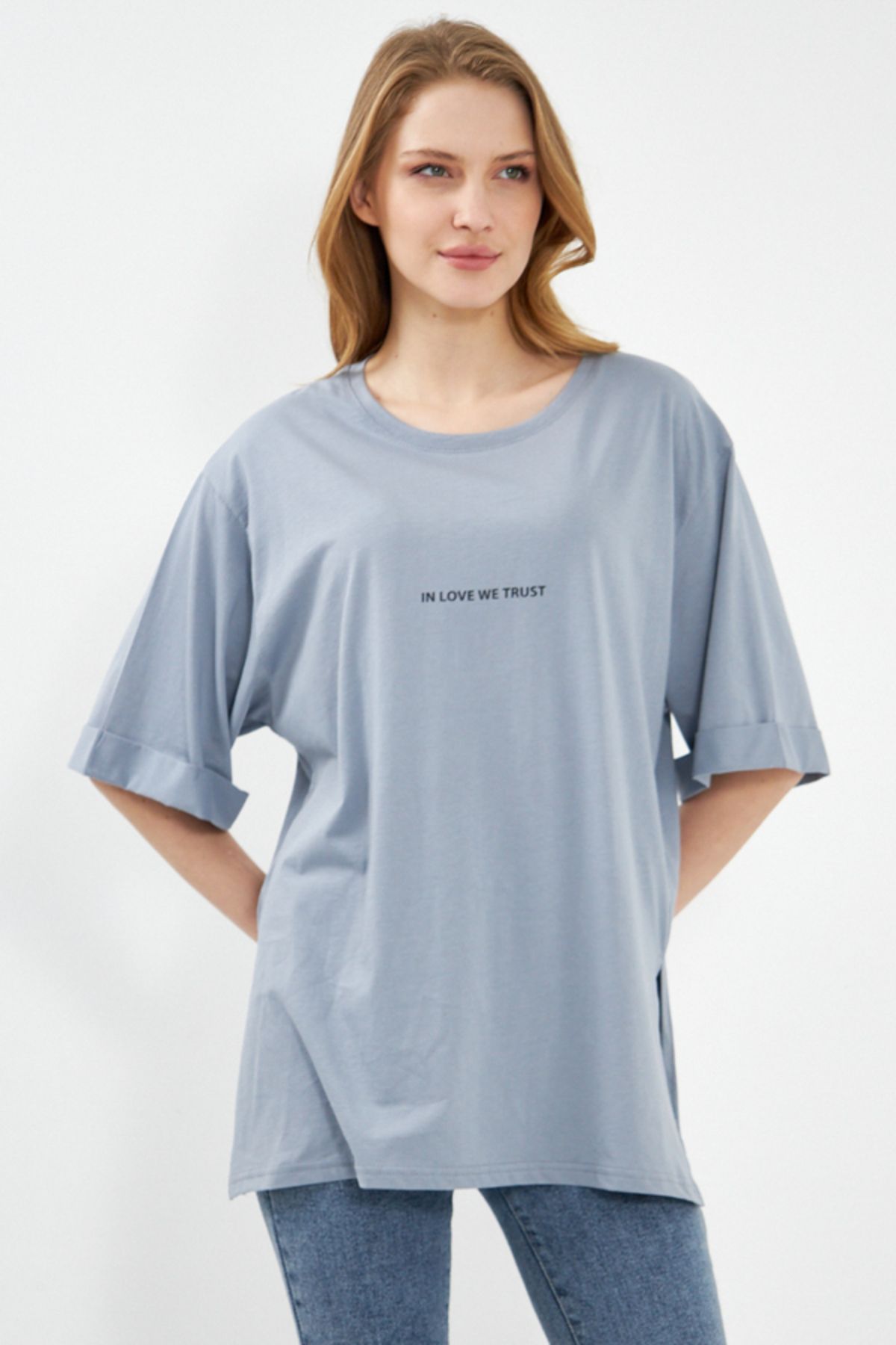 armonika Kadın Gri Yanları Yırtmaçlı Dublekol Önü Yazılı Oversize T-Shirt ARM-24Y024004