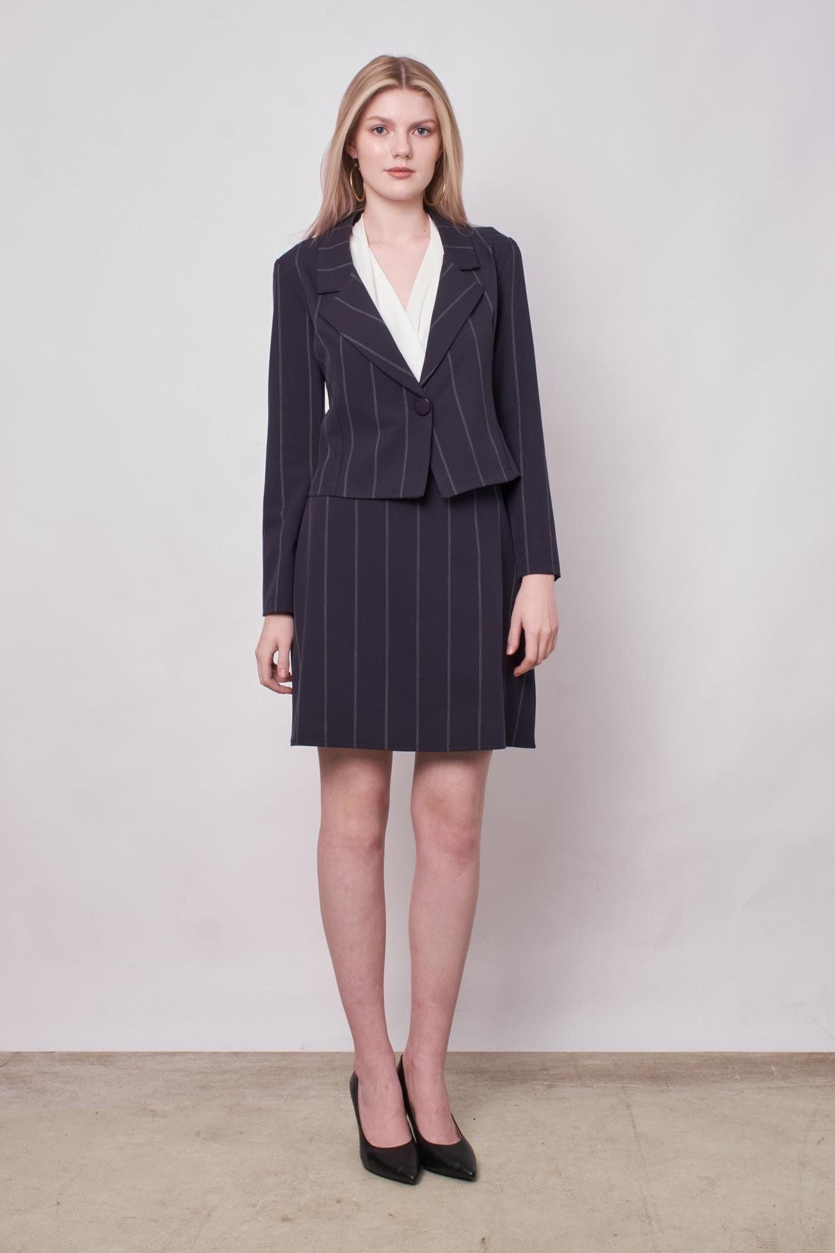 Jument Kadın Çizgili Yakalı Uzun Kol Hafif Likralı Kumaş Kısa Blazer Ceket-Lacivert Çizgi