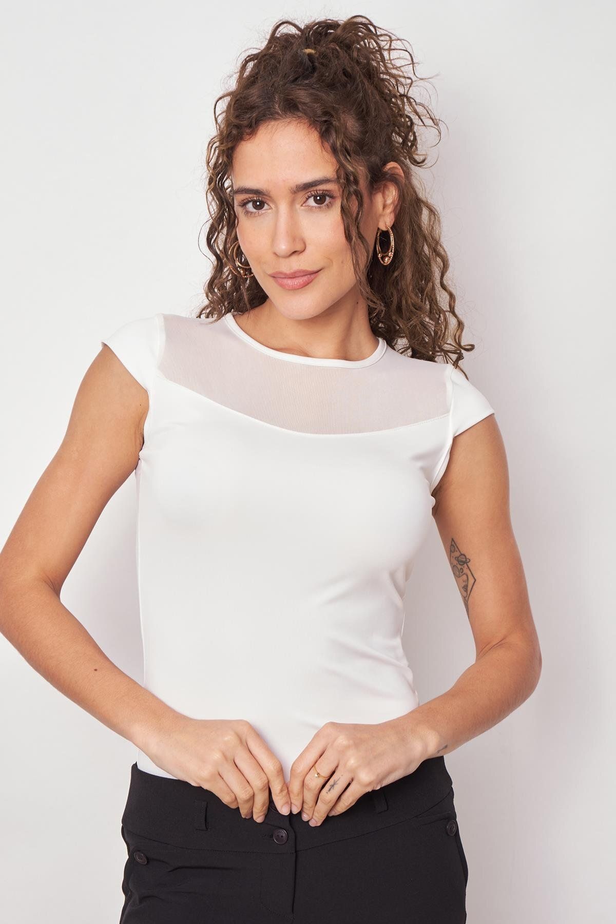 Jument Kadın Likralı Hafif Parlak Kumaş Tül Detaylı Geniş Sıfır Yaka Kelebek Kollu Body Bluz-Krem