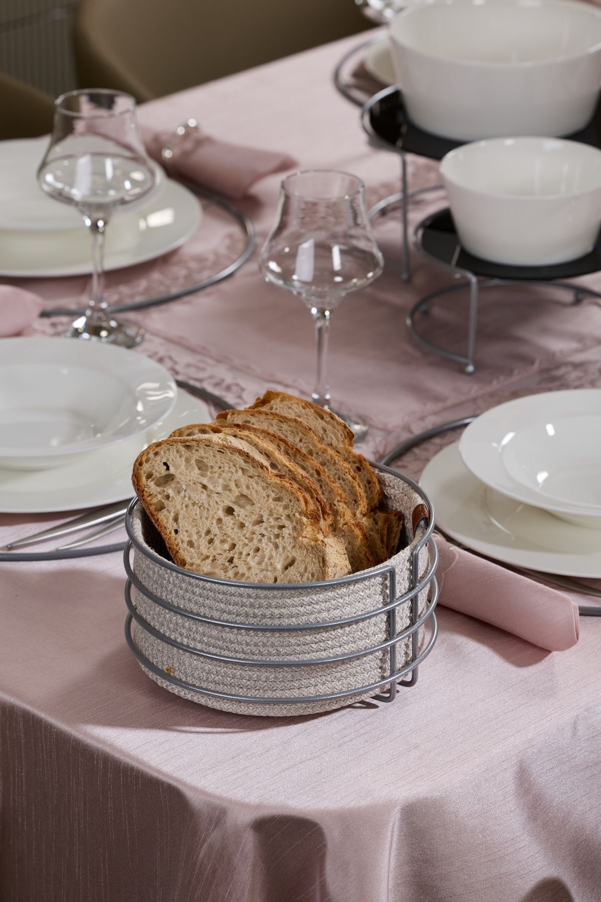 Edora Home Gümüş Yuvarlak Ekmek Sepeti Şık, Ekmeklik Hasır Örmeli Makrome - Çok Amaçlı Metal Paslanmaz