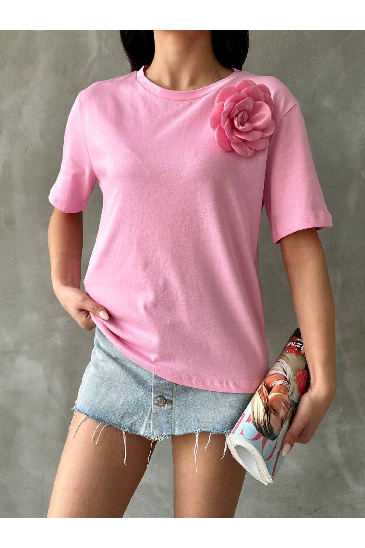 DuSiMoDa Kadın Pembe T-shirt Renkli Gül Aksesuarlı Kısa Kollu Standart Beden