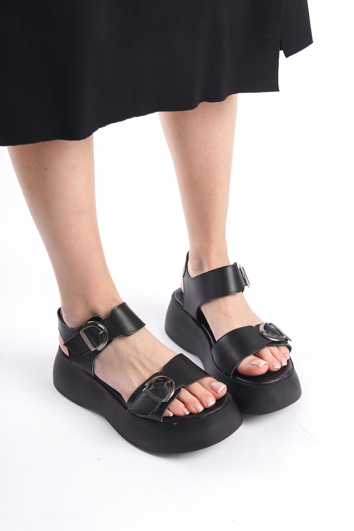 Limeo Siyah Yüksek Taban Şeritli Çift Tokalı Kalın Şeritli Kadın Dolgu Topuklu Yazlık Sandalet