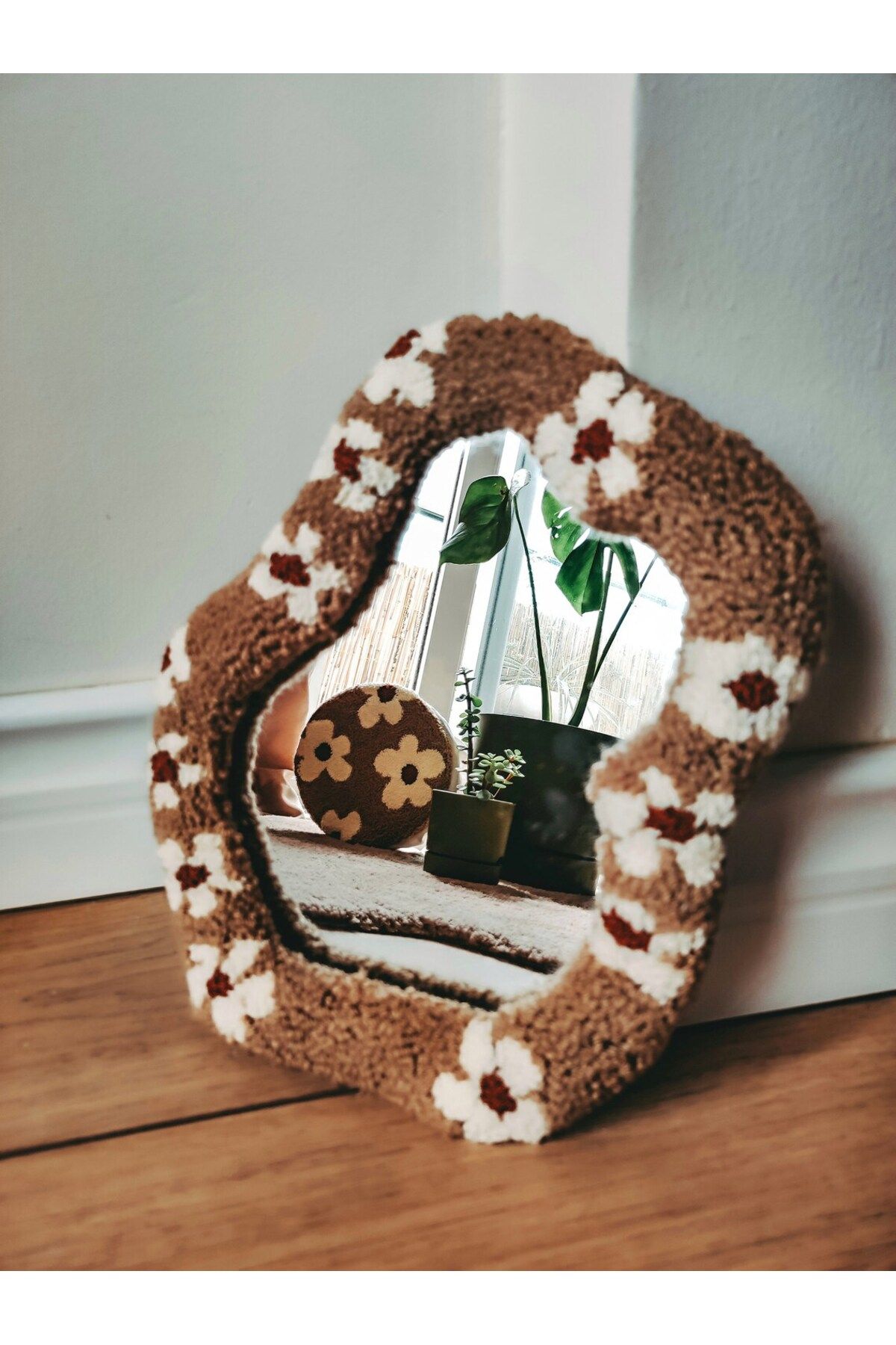 Sima Tufting Rug Ayna, Kılıf Kahverengi Çiçek Desenli El Yapımı Özel Tasarım Makyaj Aynası