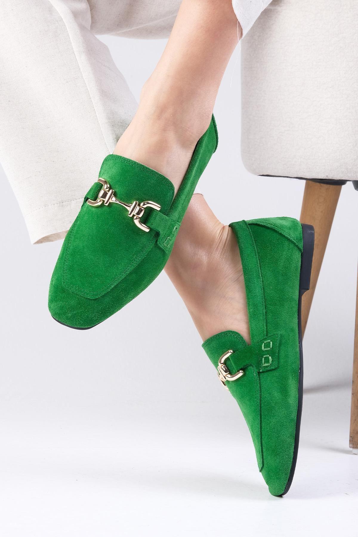Mio Gusto Dory Hakiki Süet Yeşil Renk Zincir Aksesuarlı  Küt Burunlu Kadın Loafer Ayakkabı