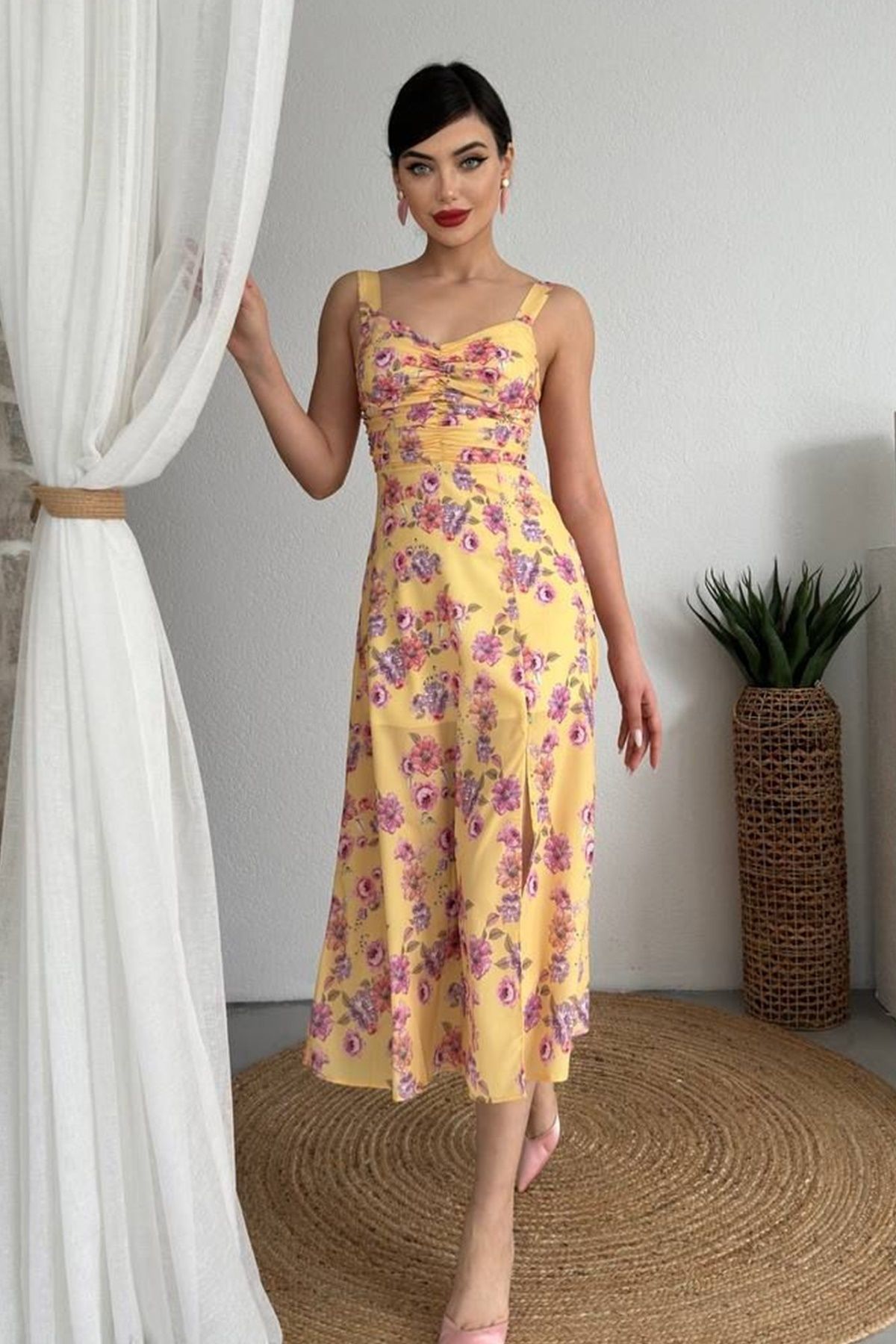 lovebox Kadın Çiçek Desenli Atlas Kumaş Drapeli Tasarım Yırtmaç Detaylı Askılı Sarı Midi Abiye Elbise 241