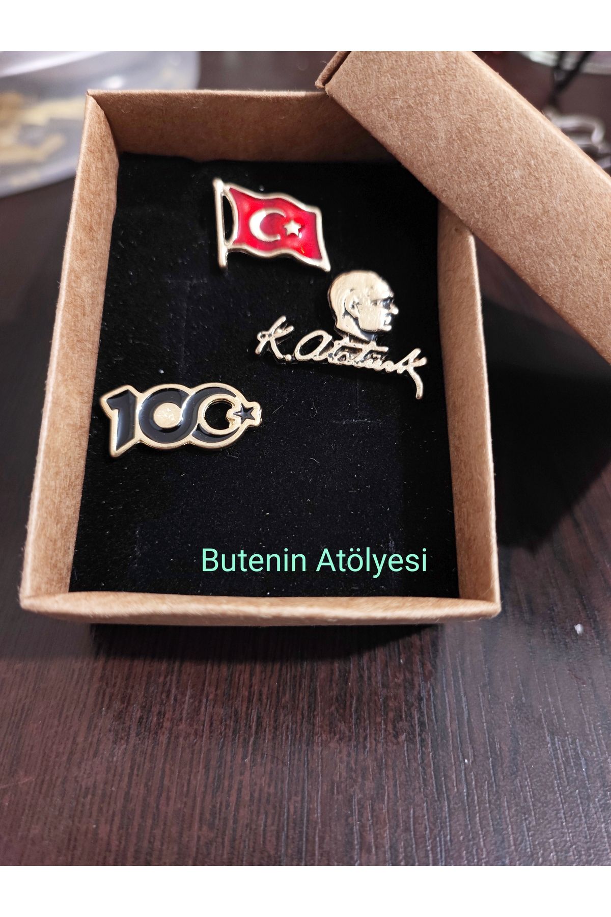 Butenin Atölyesi Dalgalı Türk Bayrağı, Atatürk büstü ve İmzalı rozet ve 100. Yıl  Gold renk yaka rozeti, 3'lü set