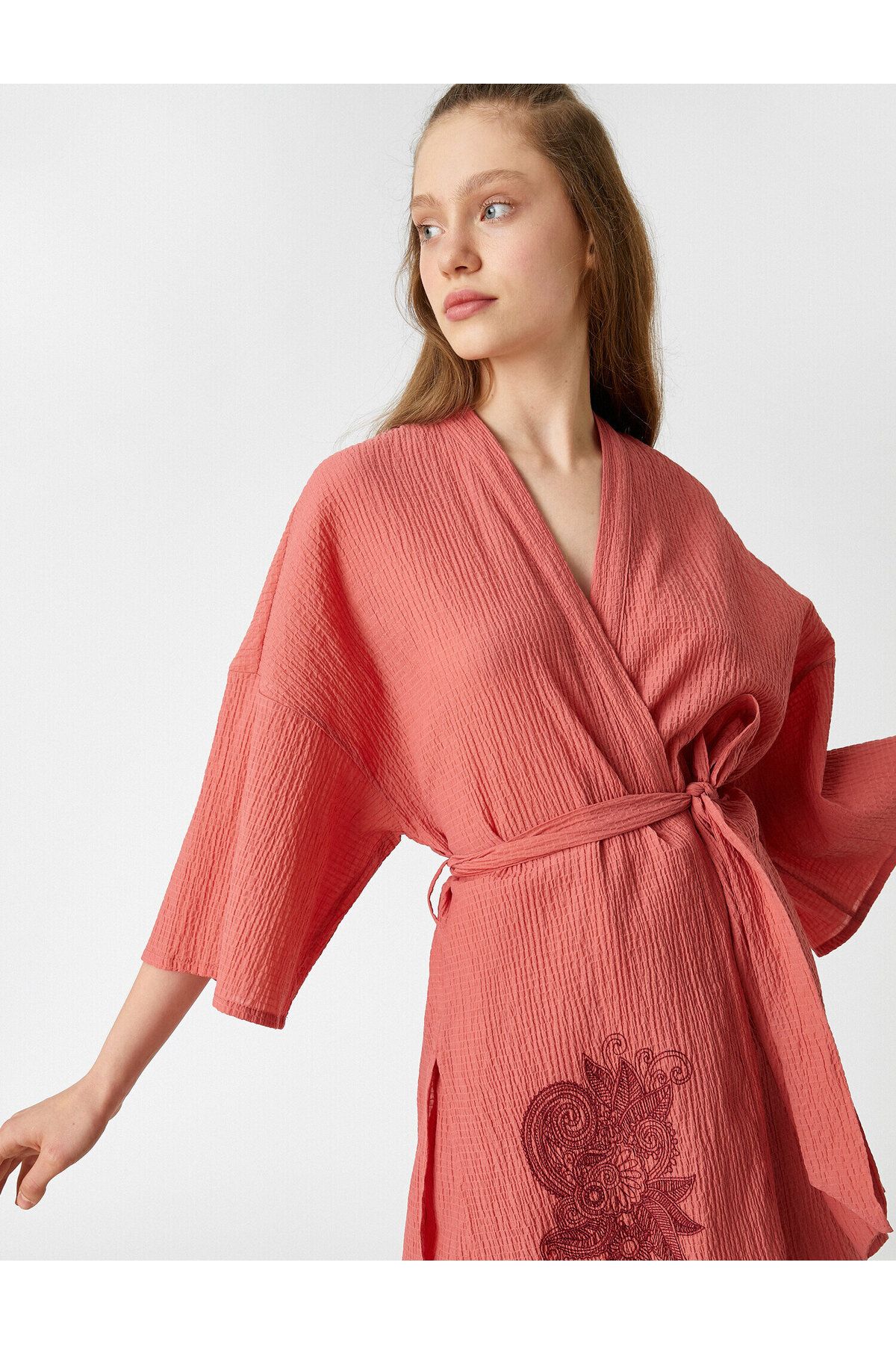 Koton Nakışlı Yoga Kimono Kuşak Detaylı