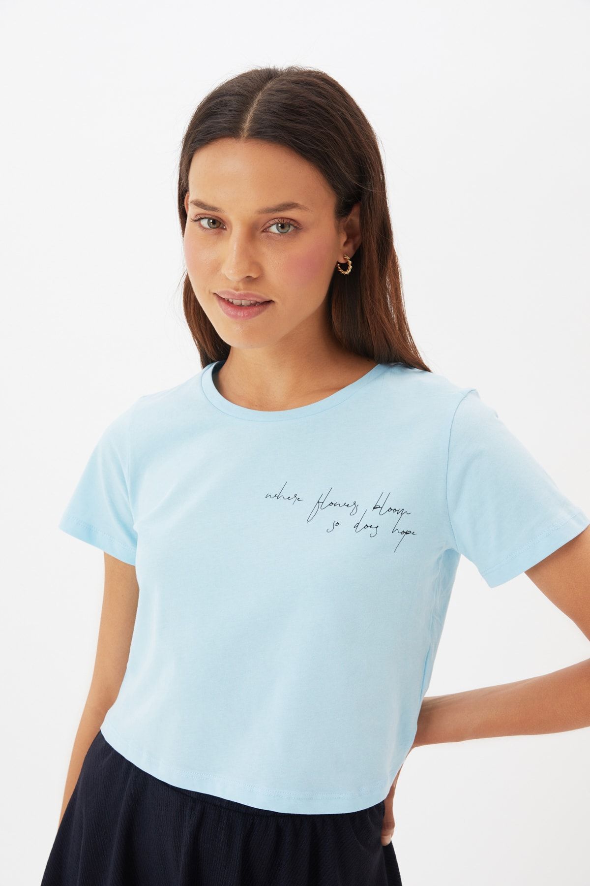 TRENDYOLMİLLA Mavi Baskılı Crop Örme T-Shirt TWOSS21TS1274