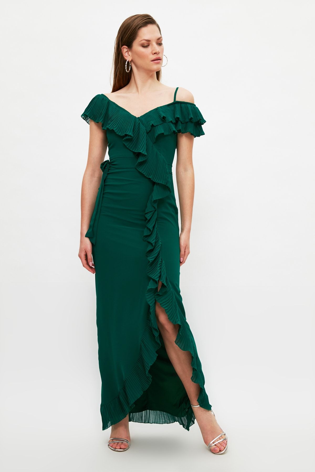 TRENDYOLMİLLA Zümrüt Yeşili Plise Fırfırlı Şifon Abiye & Mezuniyet Elbisesi TPRSS21AE0135