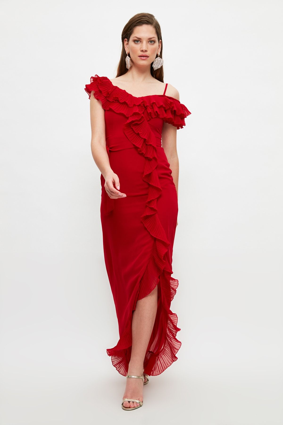 TRENDYOLMİLLA Kırmızı Plise Fırfırlı Şifon Uzun Gece Abiye Elbise TPRSS21AE0135