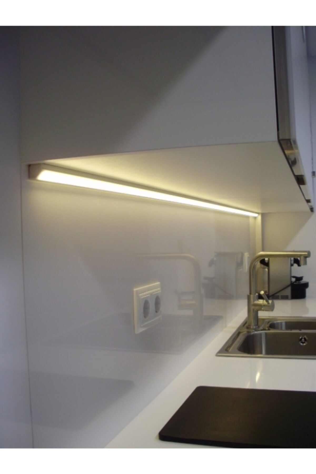 подсветка в стеклянных шкафах кухни