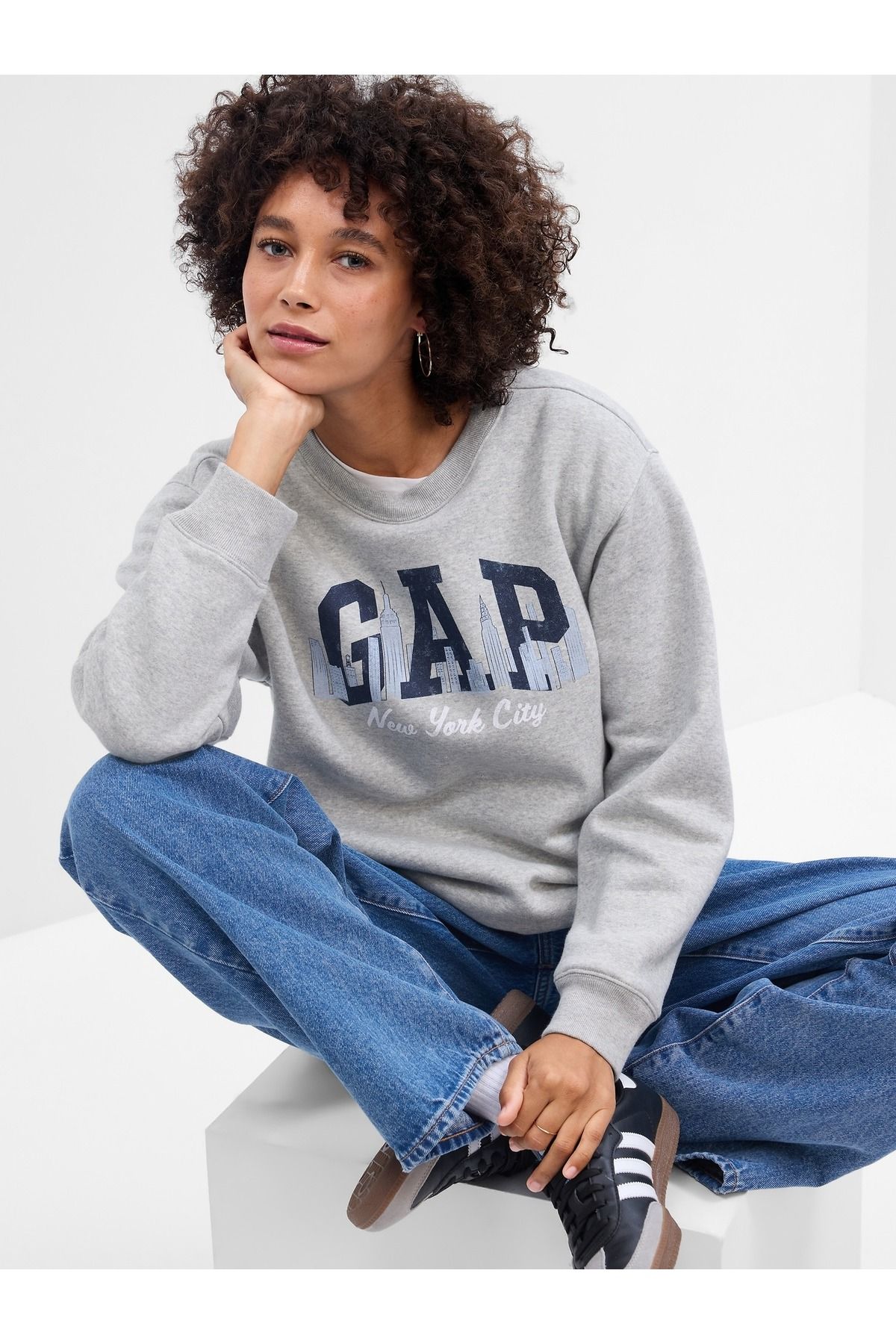 GAP Kadın Gri Relaxed Gap Logo Grafikli Sweatshirt