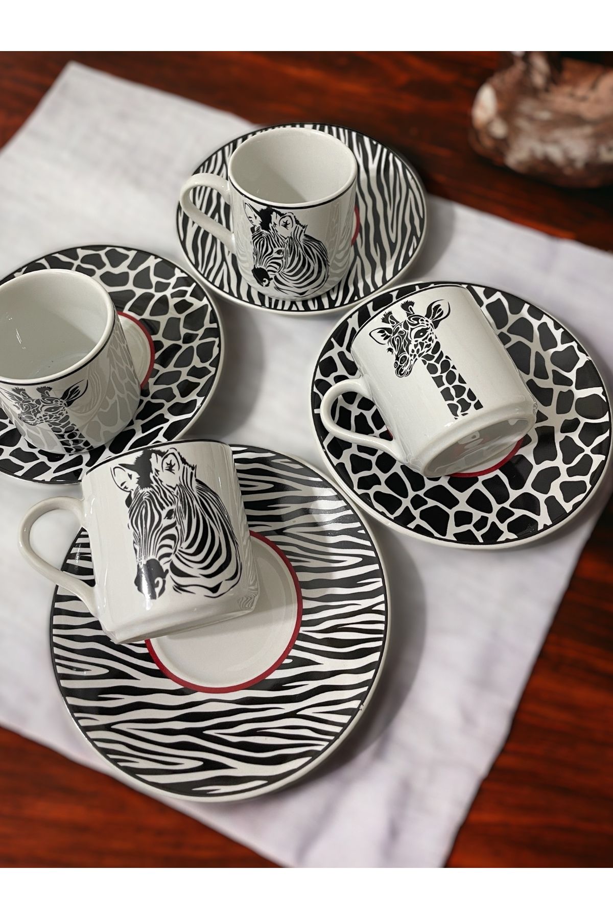 Artistic Quality Dekoratif Şık Tasarım Siyah Beyaz Zebra ve Zürafa Motifli 4 Kişilik Kahve Fincan Seti