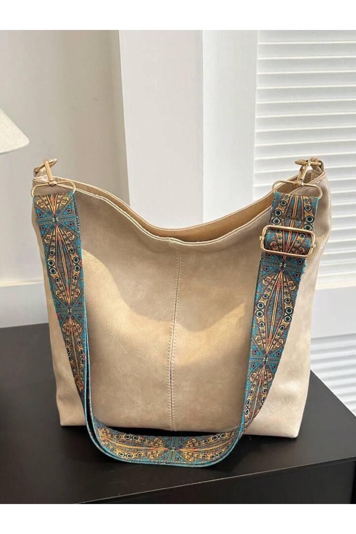 Katusa Kadın kremrengi fermuarlı etnik desenli askılı omuz çantası