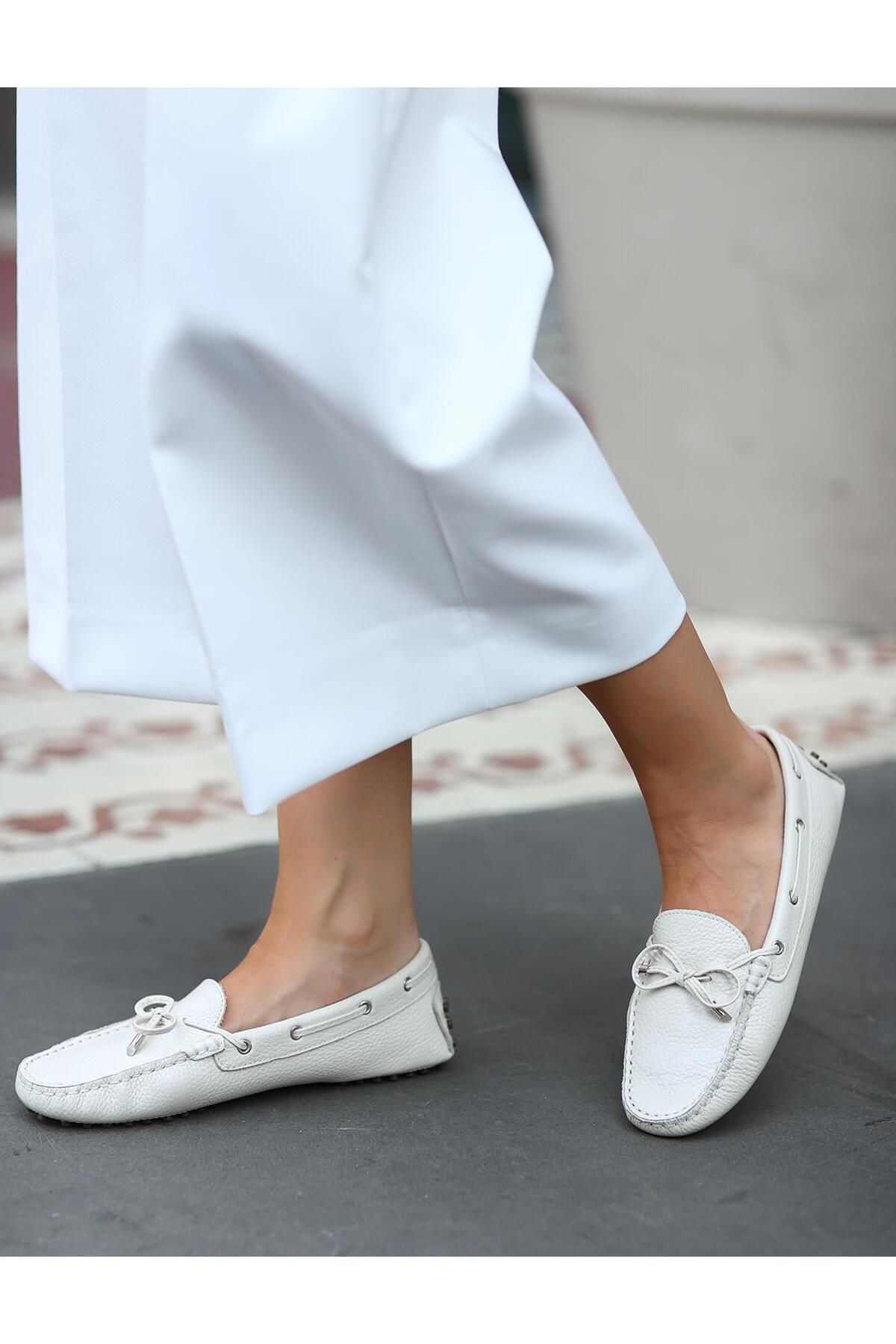 Cabani Hakiki Deri Beyaz Fiyonk Detaylı Kadın Loafer Ayakkabı