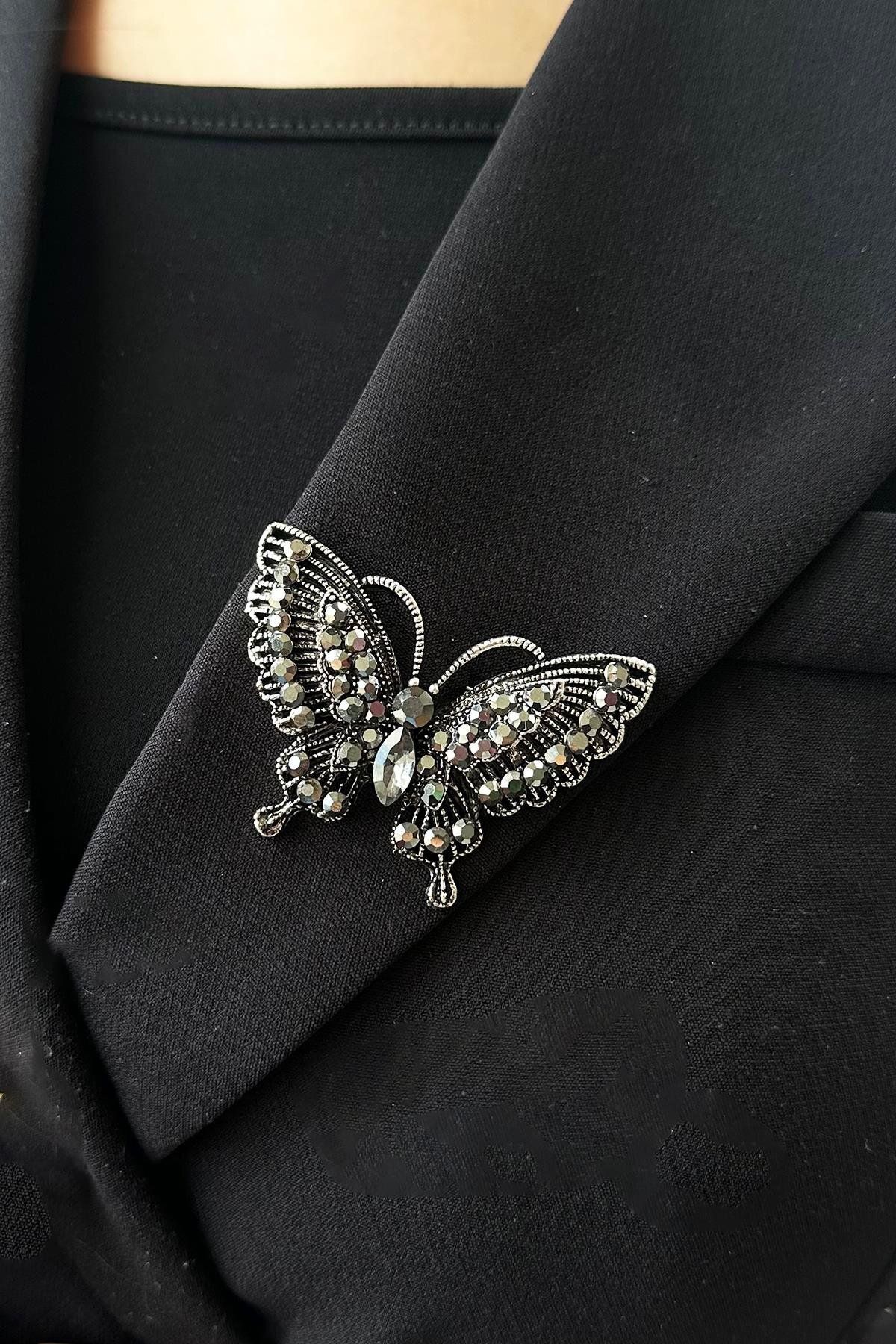 Takıştır Gümüş Renk Taş Detaylı Kelebek Figürlü Broş