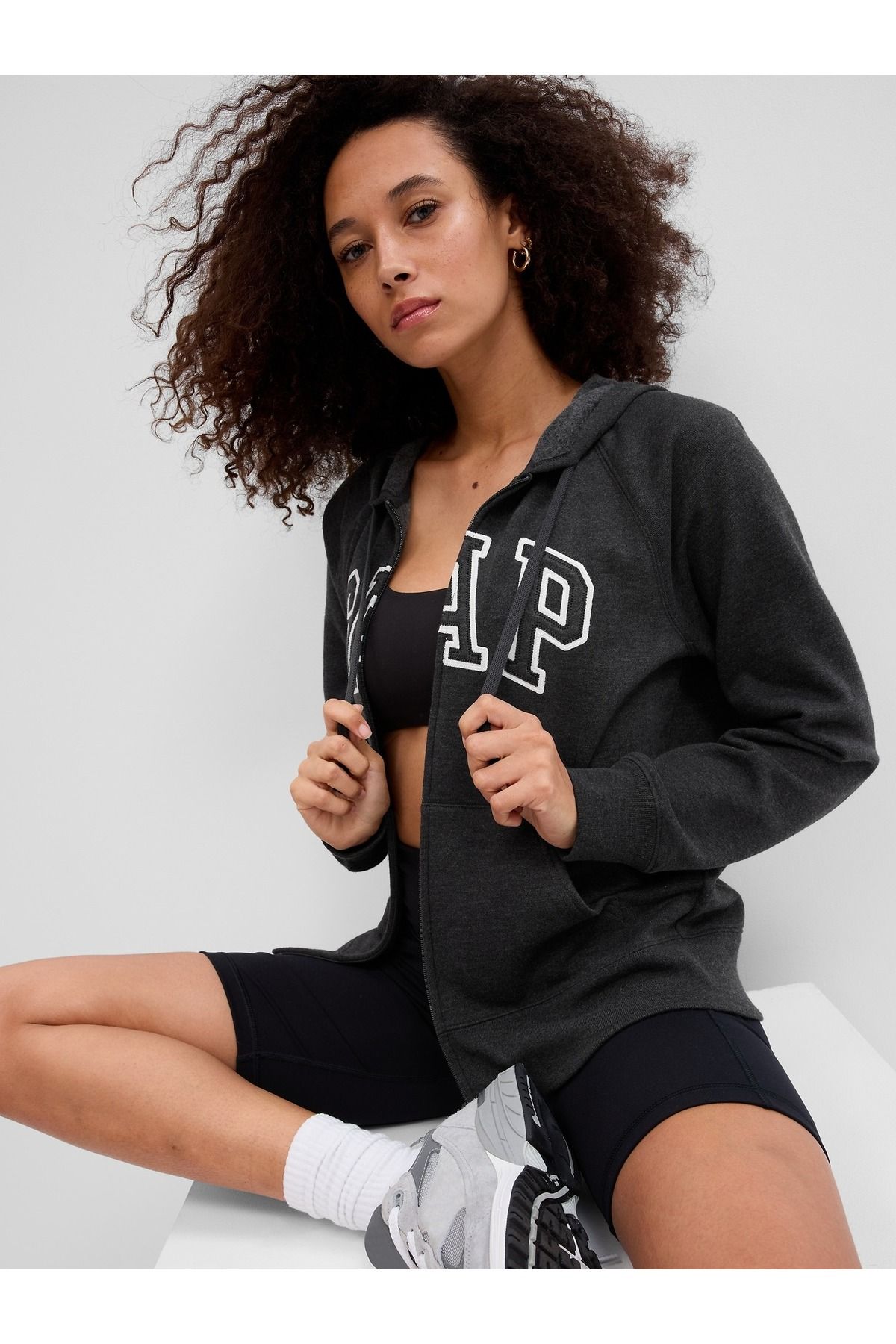 GAP Kadın Koyu Gri Gap Logo Fleece Fermuarlı Sweatshirt