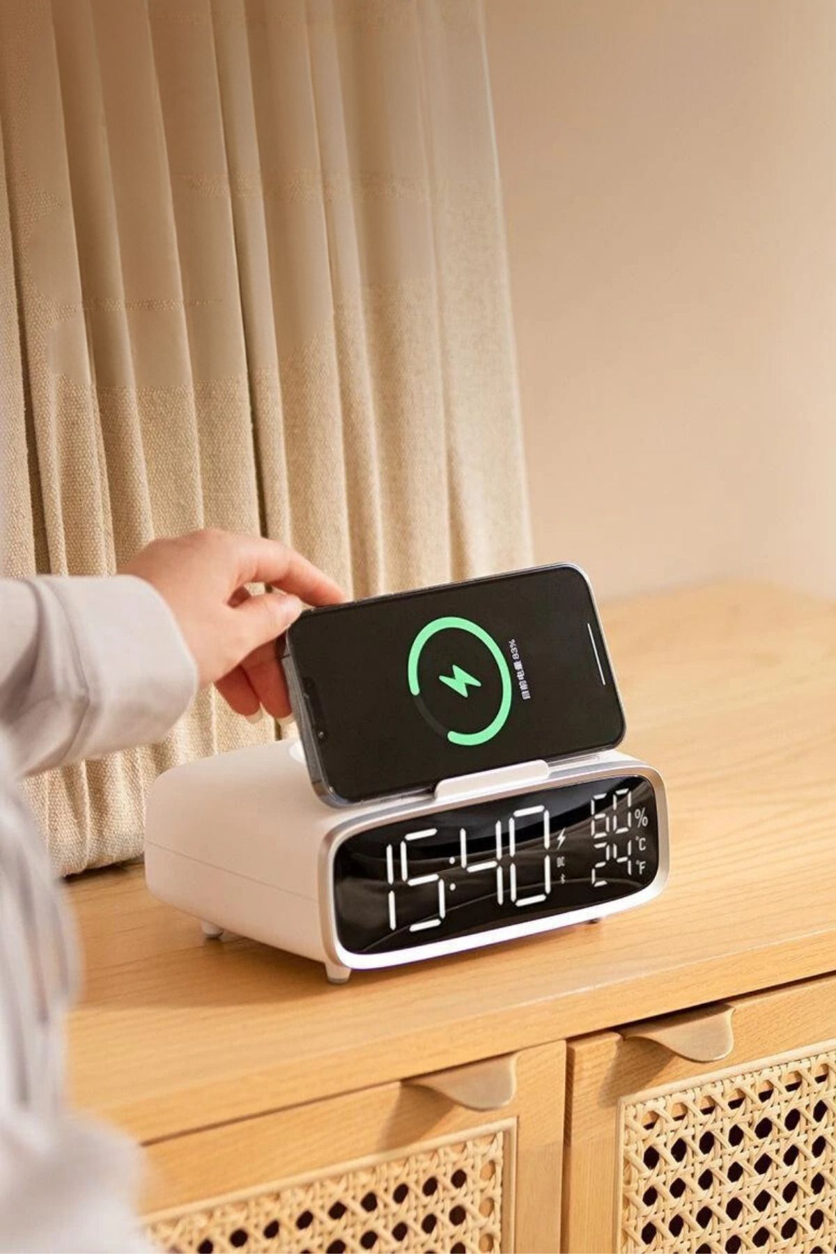L'eDoren Dijital Alarmlı Masa Saati Led Ekran Çalar Saat Termometreli Magsafe Hızlı Şarj Işıklı Beyaz