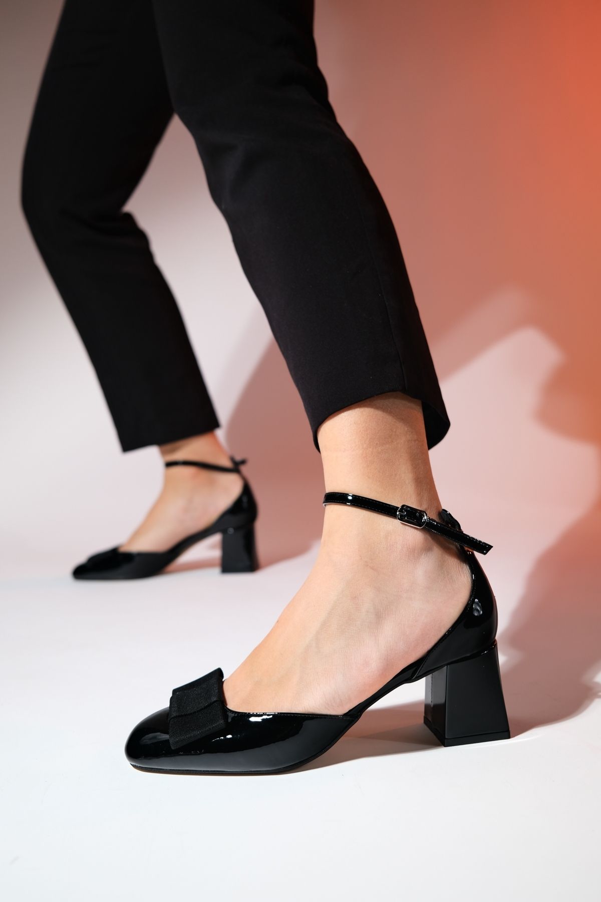 luvishoes BRIT Siyah Rugan Kadın Fiyonklu Kalın Topuklu Ayakkabı