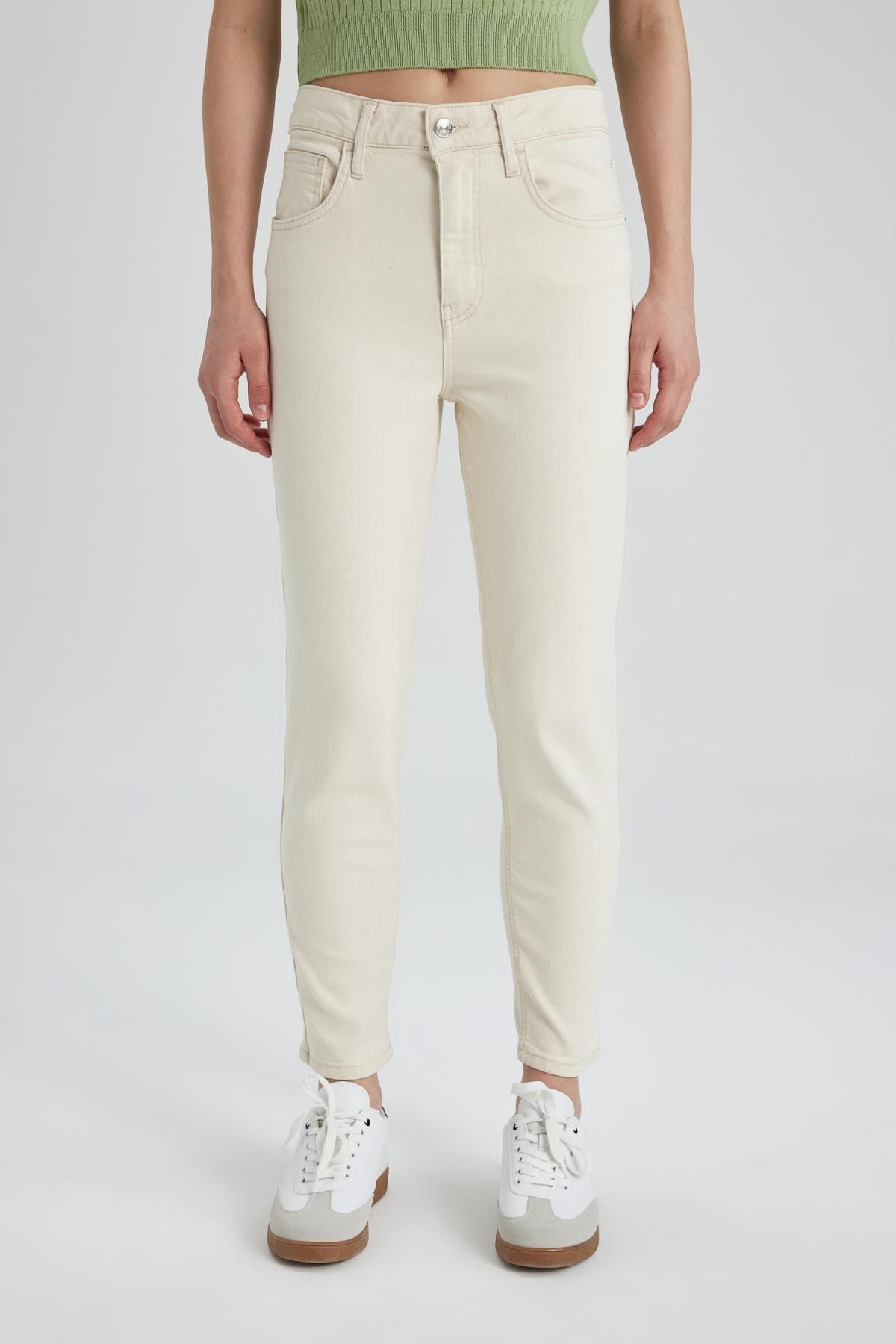Defacto Lina Mom Fit Rahat Kalıp Yüksek Bel Hafif Dar Paça Beyaz Jean Pantolon C1290AX24SM