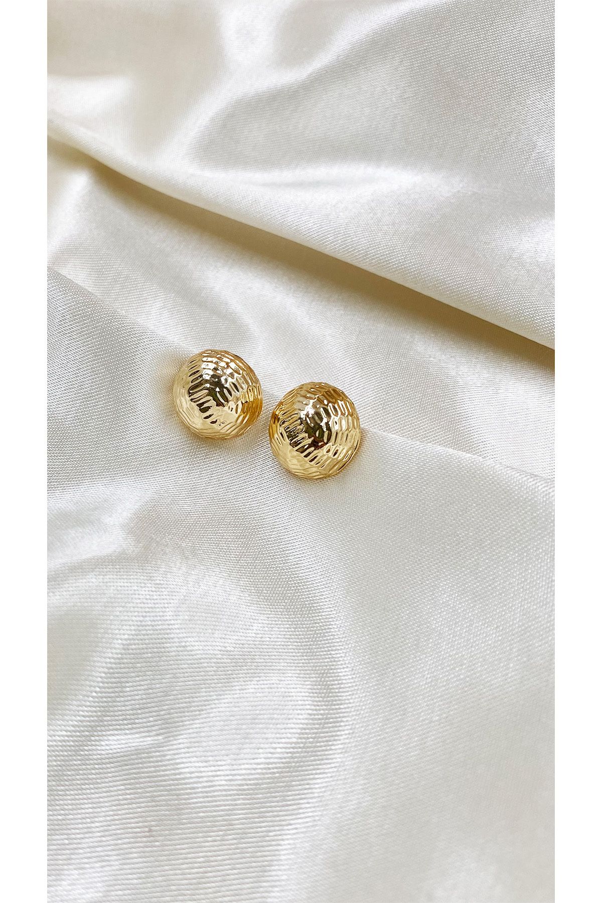 Eylülün Takısı Kadın Gold Renk Küçük Desenli Düğme Küpe