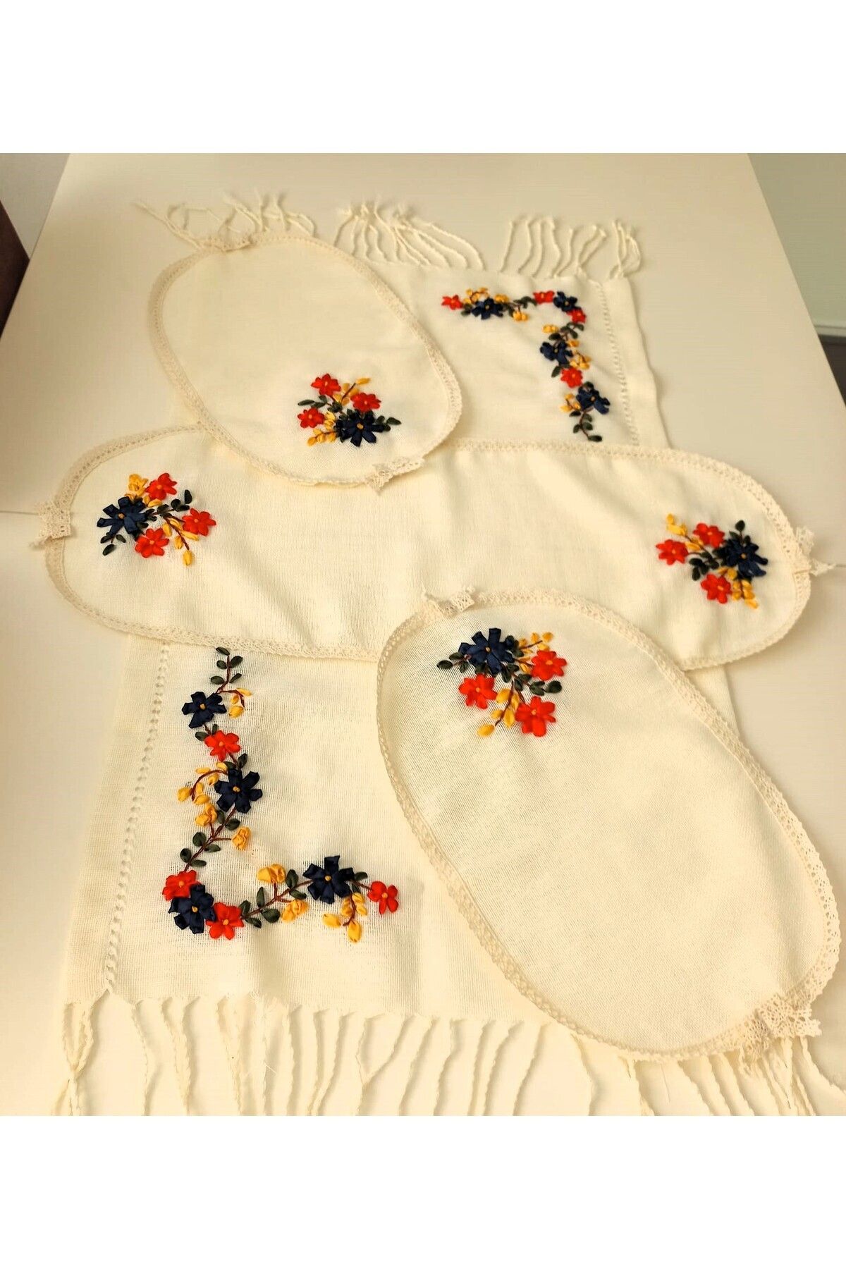 berenly Elde İşlenmiş Etamin Linen Kumaş Üzeri Çiçek Motifli 4'lü Salon Takımı Seti