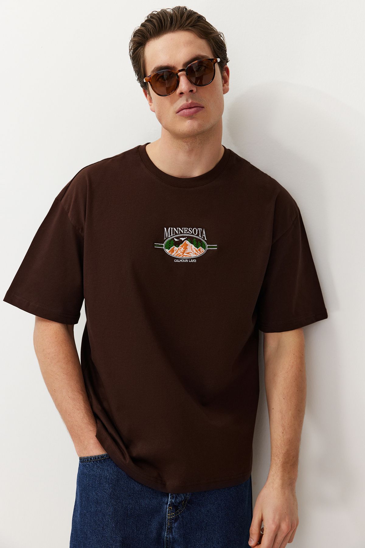 TRENDYOL MAN Kahverengi Erkek Oversize/Geniş Kesim Manzara Nakışlı %100 Pamuk T-Shirt TMNSS24TS00197