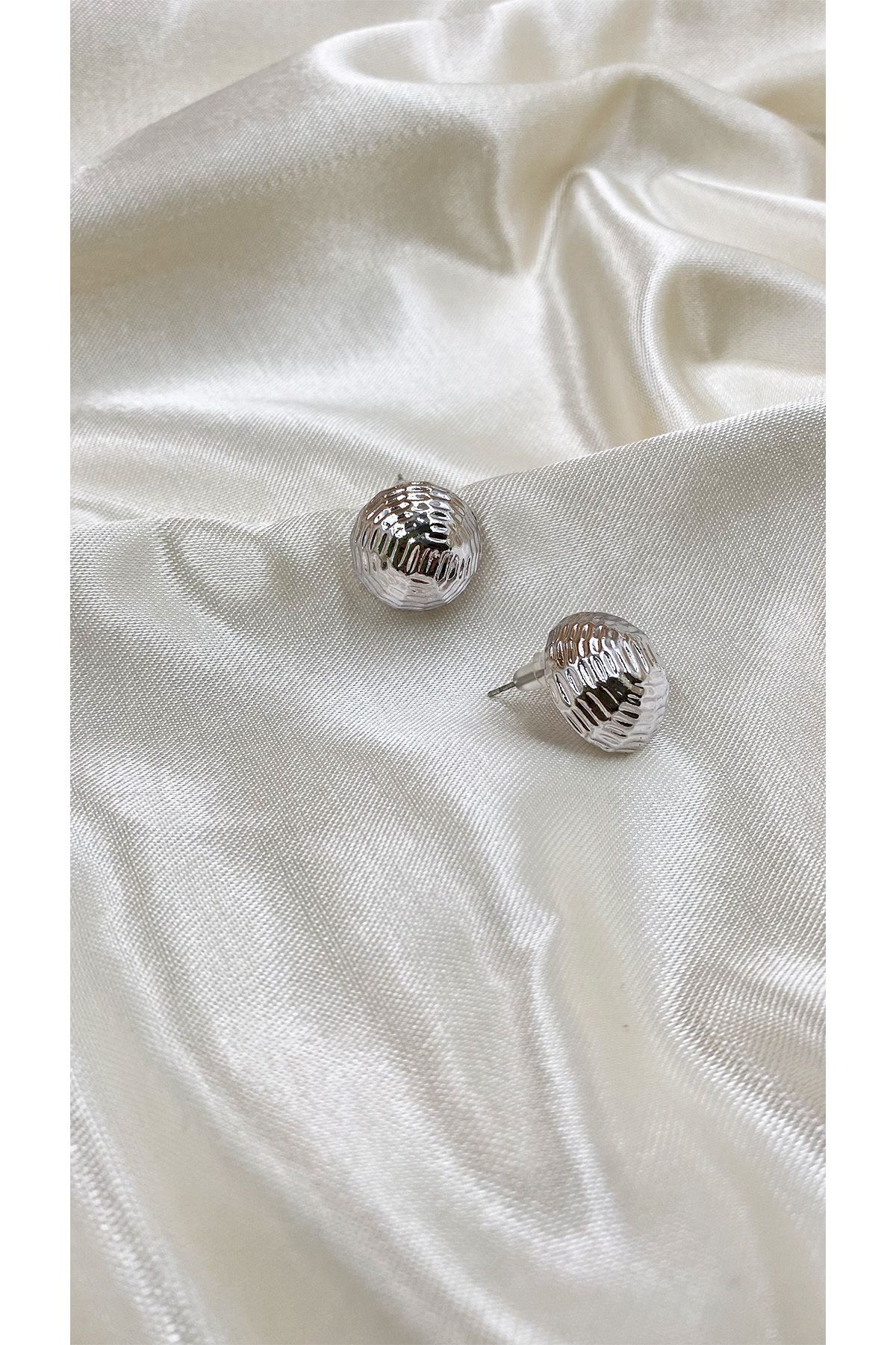 Eylülün Takısı Kadın Gümüş Renk Küçük Desenli Düğme Küpe