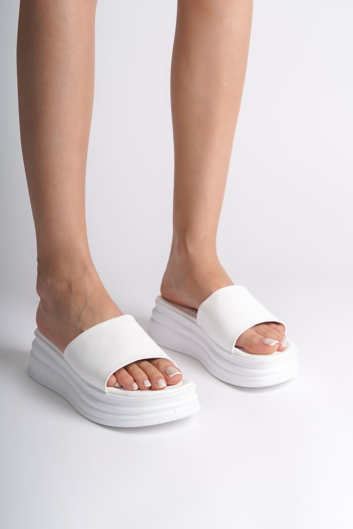 Radias Ayakkabı ALICE Düz Topuklu Kalın ve Ortopedik Taban Kadın Terlik BT Beyaz