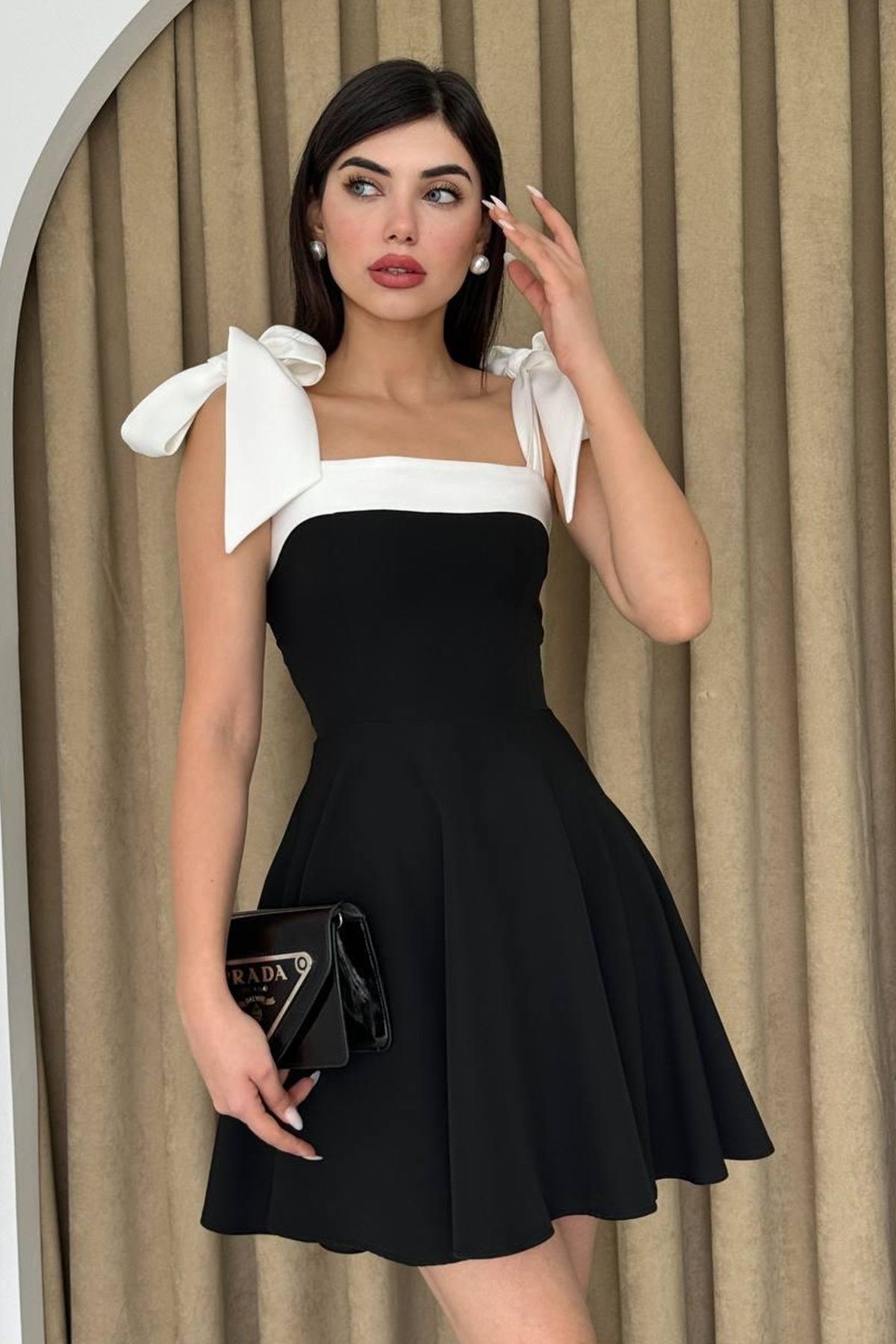 lovebox Kadın Atlas Kumaş Şerit Detay Straplez Yaka Bağlamalı Askı Tasarım Siyah Kloş Mini Abiye Elbise 245