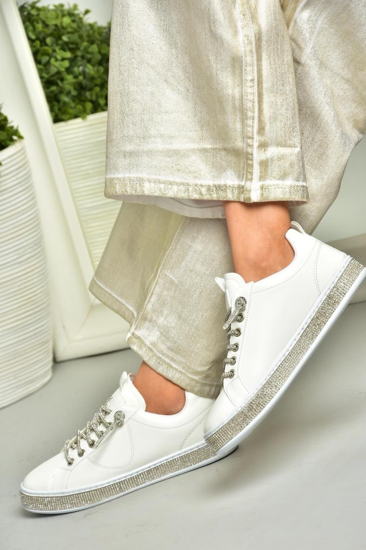 Fox Shoes S820225109 Beyaz Taş Detaylı Kadın Spor Ayakkabı Sneakers