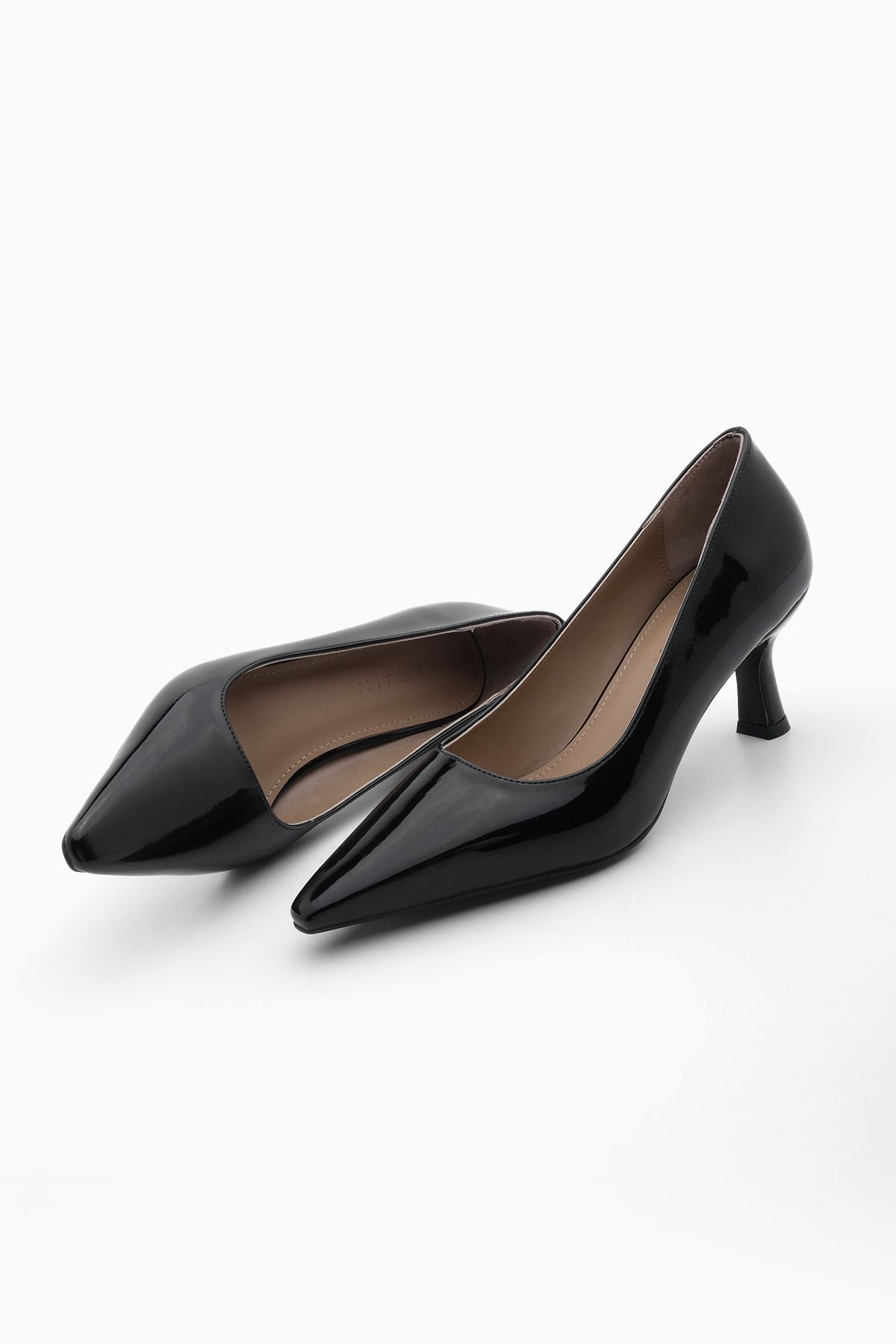 Marjin Kadın Sivri Burun Klasik Topuklu Ayakkabı Vadin Siyah Rugan