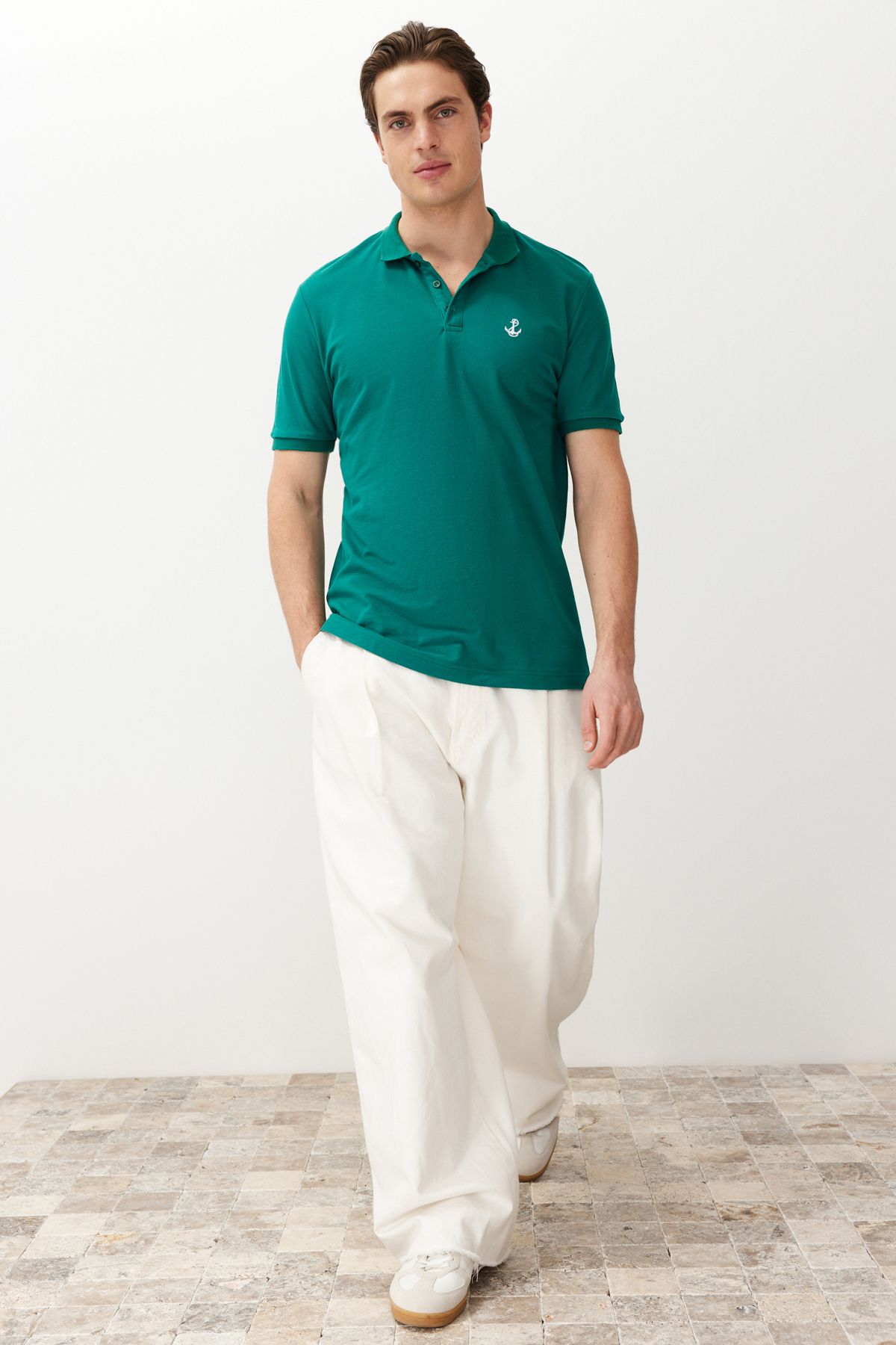 TRENDYOL MAN Zümrüt Yeşili Erkek Regular/Normal Kesim %100 Pamuk Nakışlı Polo Yaka T-shirt TMNSS23PO00031