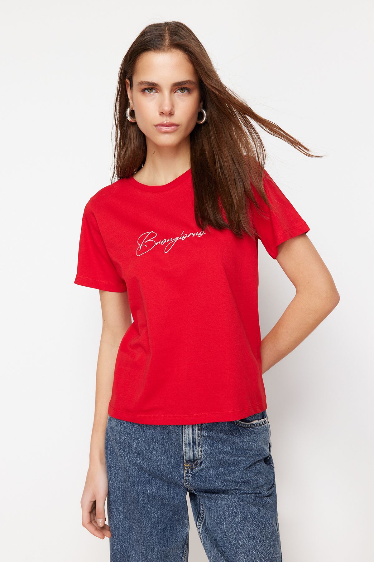 TRENDYOLMİLLA Kırmızı %100 Pamuk Slogan Nakışlı Regular/Normal Kalıp Örme T-Shirt TWOSS24TS00211