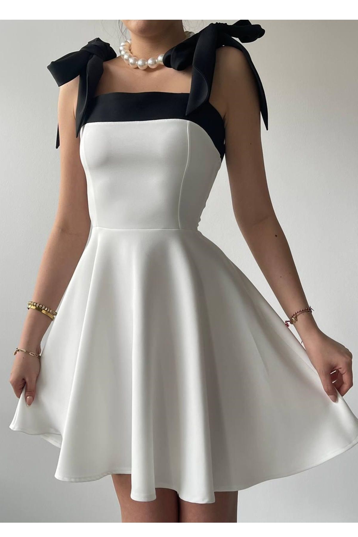 bayansepeti Beyaz Atlas Kumaş Şeritli Straplez Yaka Bağlama Askı Detay Kloş Mini Elbise 245