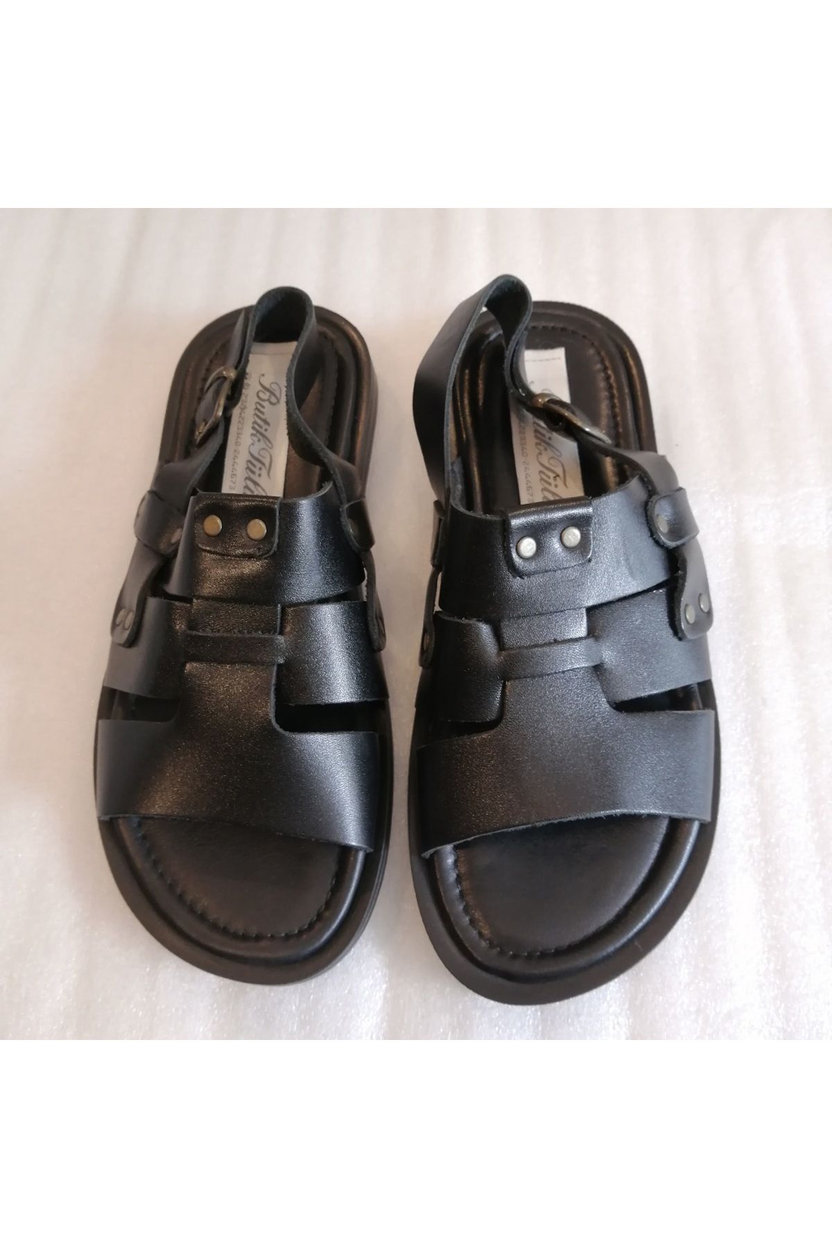 Butik Tülin Unisex hakiki dana derisi siyah üç bantlı yandan ayarlı tokalı çok yumuşak kauçuk tabanlı sandalet