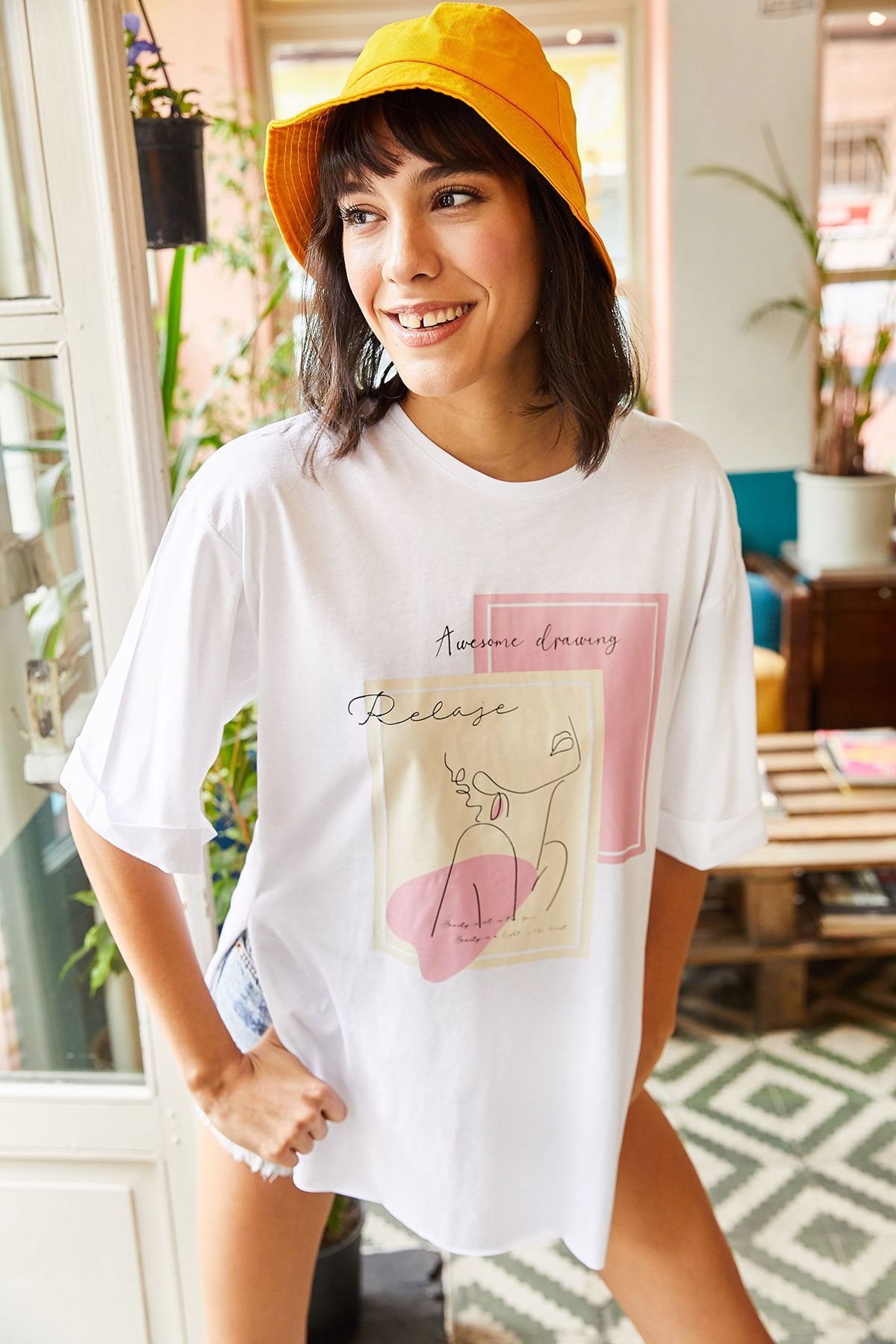 Olalook Kadın Beyaz Kadın Figürlü Boyfriend T-Shirt TSH-19000560