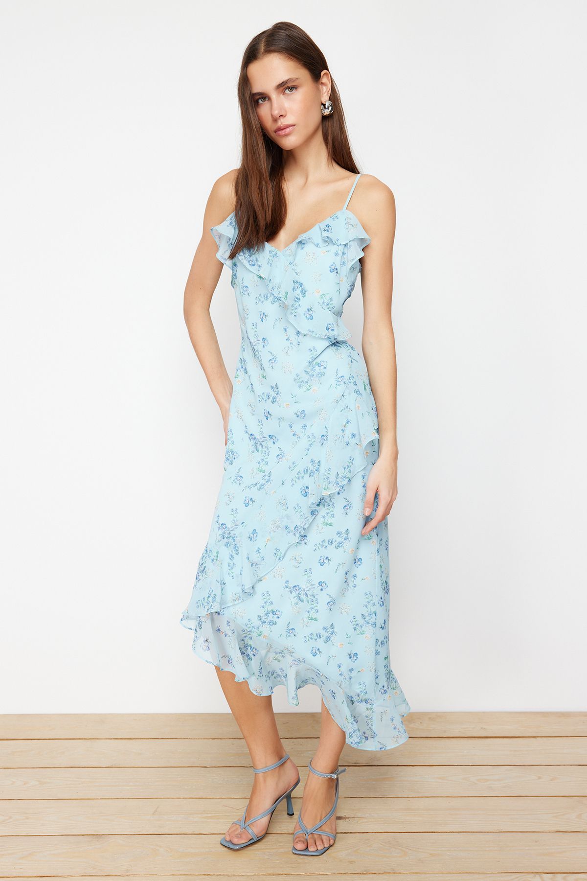 TRENDYOLMİLLA Mavi Çiçekli Fırfırlı A Kesim Şifon Astarlı Maxi Dokuma Elbise TWOSS24EL00692