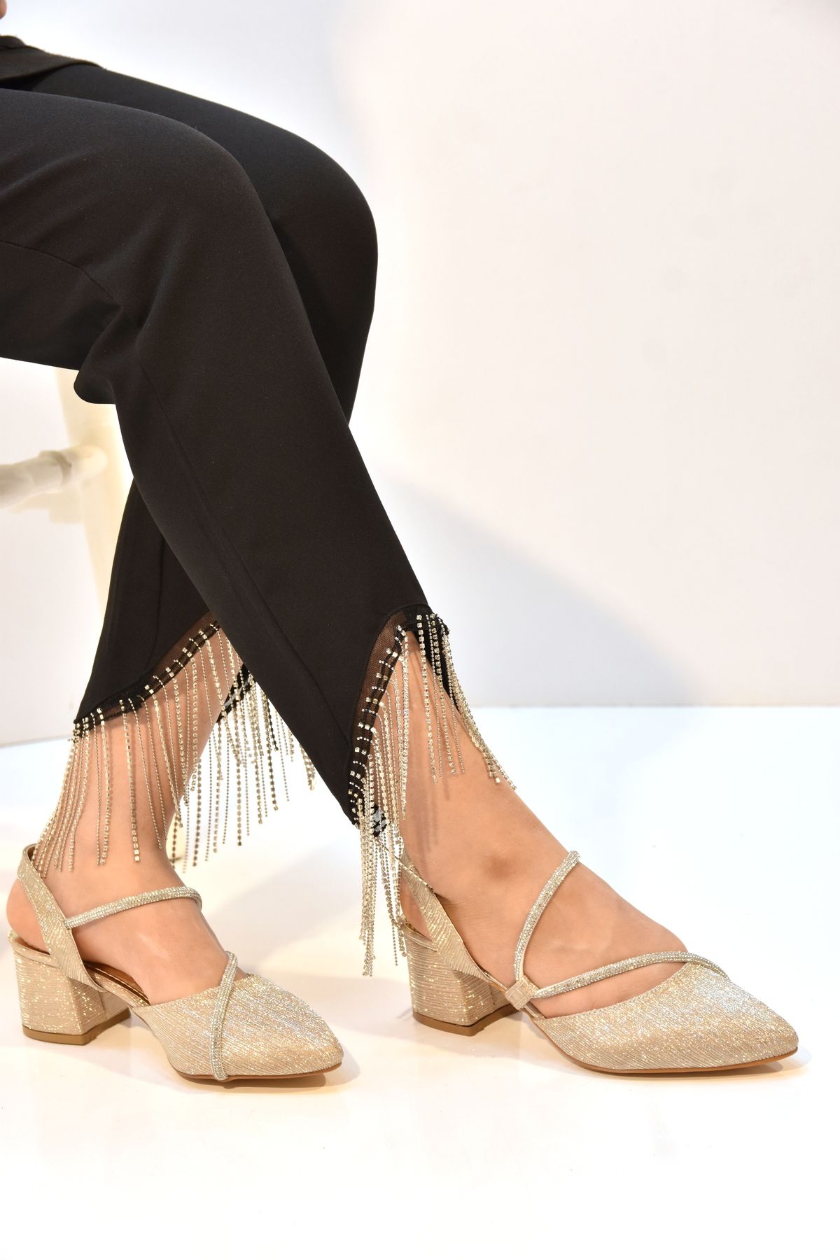 Prego (Wiesse) Taş Biye Detaylı Kalın Topuklu Kadın Ayakkabı ALTIN