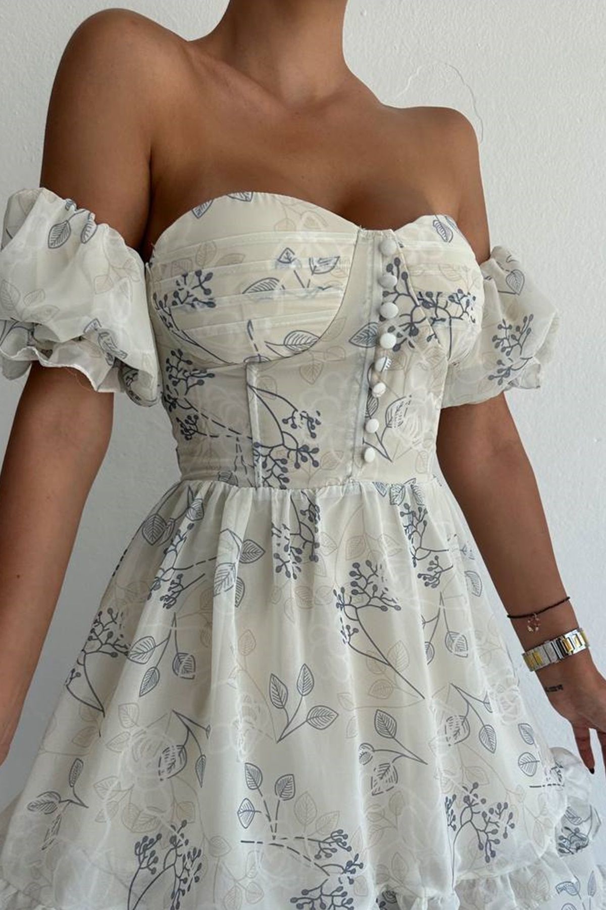 bayansepeti Krem Çiçek Baskılı Şifon Kumaş Prenses Kol Degaje Yaka Eteği Katlı Tasarım Kloş Mini Elbise 094