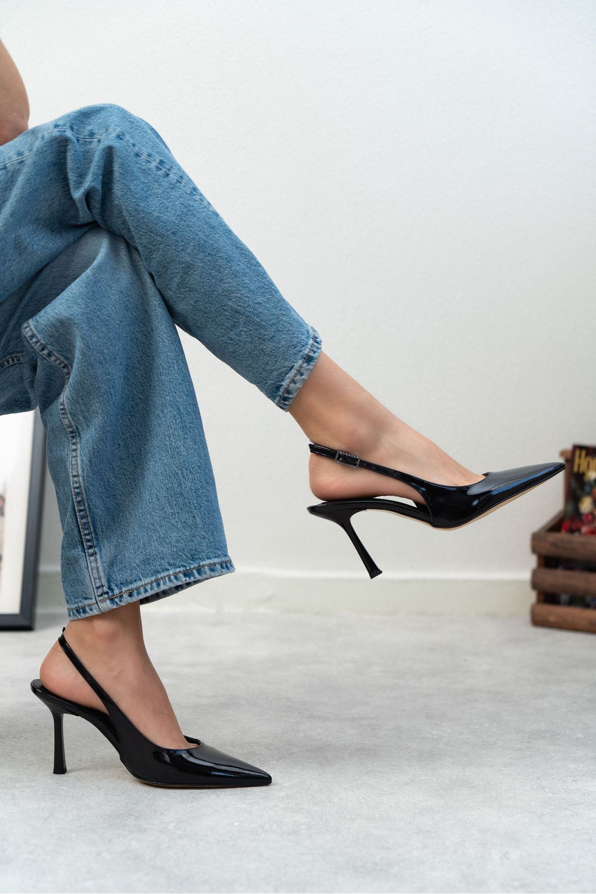 NİŞANTAŞI SHOES Mendy Siyah Rugan Kemer Detay Sivri Burun Kadın Topuklu Ayakkabı