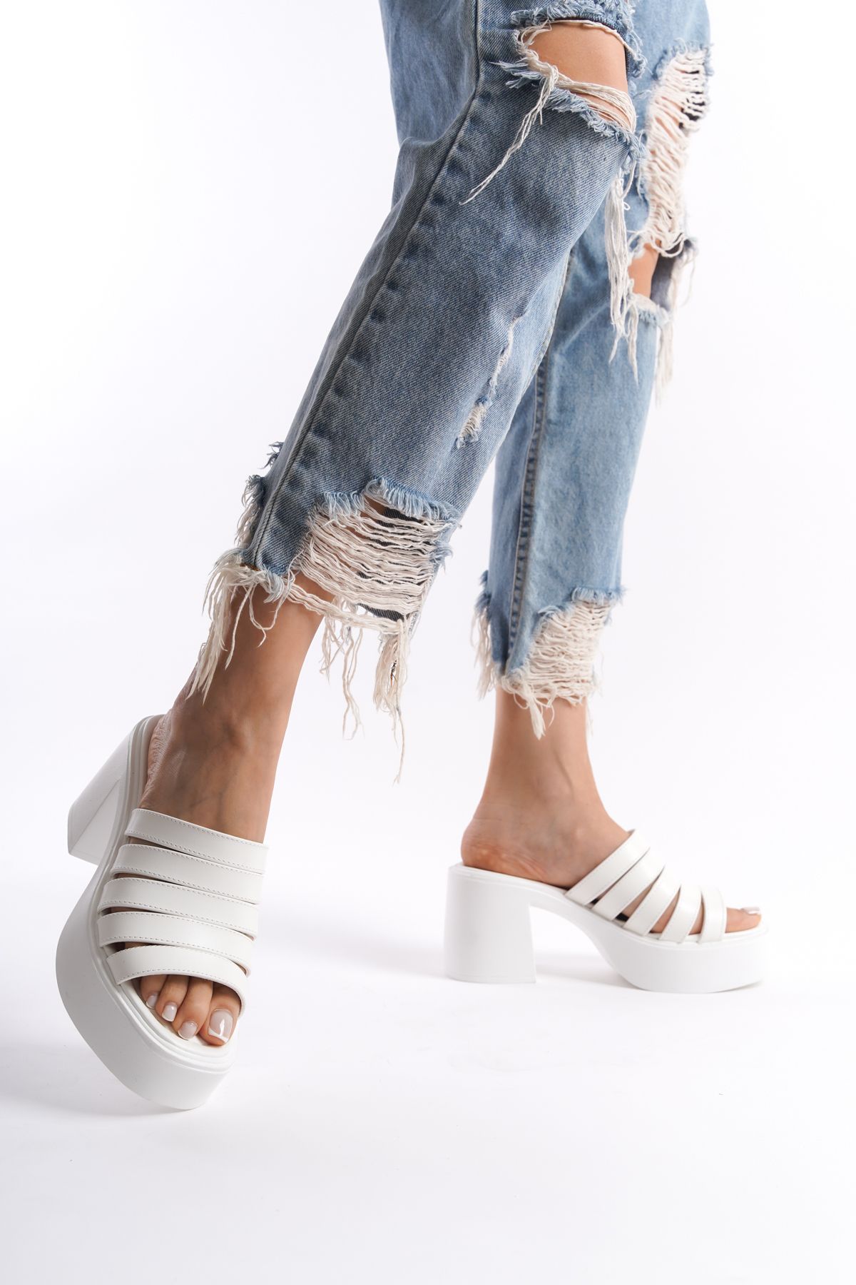 Limeo Beyaz Yüksek Dolgu Topuklu Suni Deri Beş İnce Şeritli Önü Açık Yazlık Kadın Terlik Sandalet