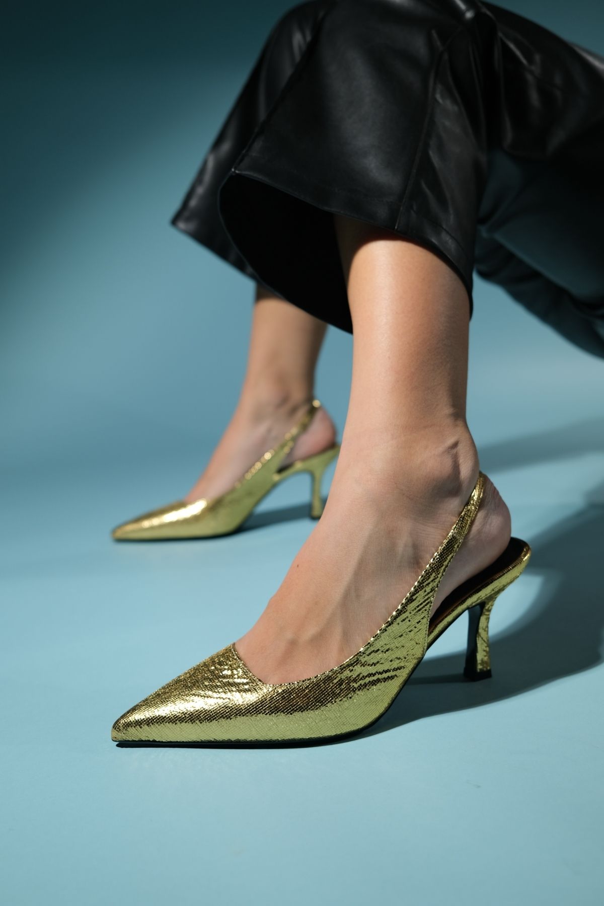 luvishoes PLOVA Altın Parlak Sivri Burun Arkası Açık İnce Topuklu Ayakkabı