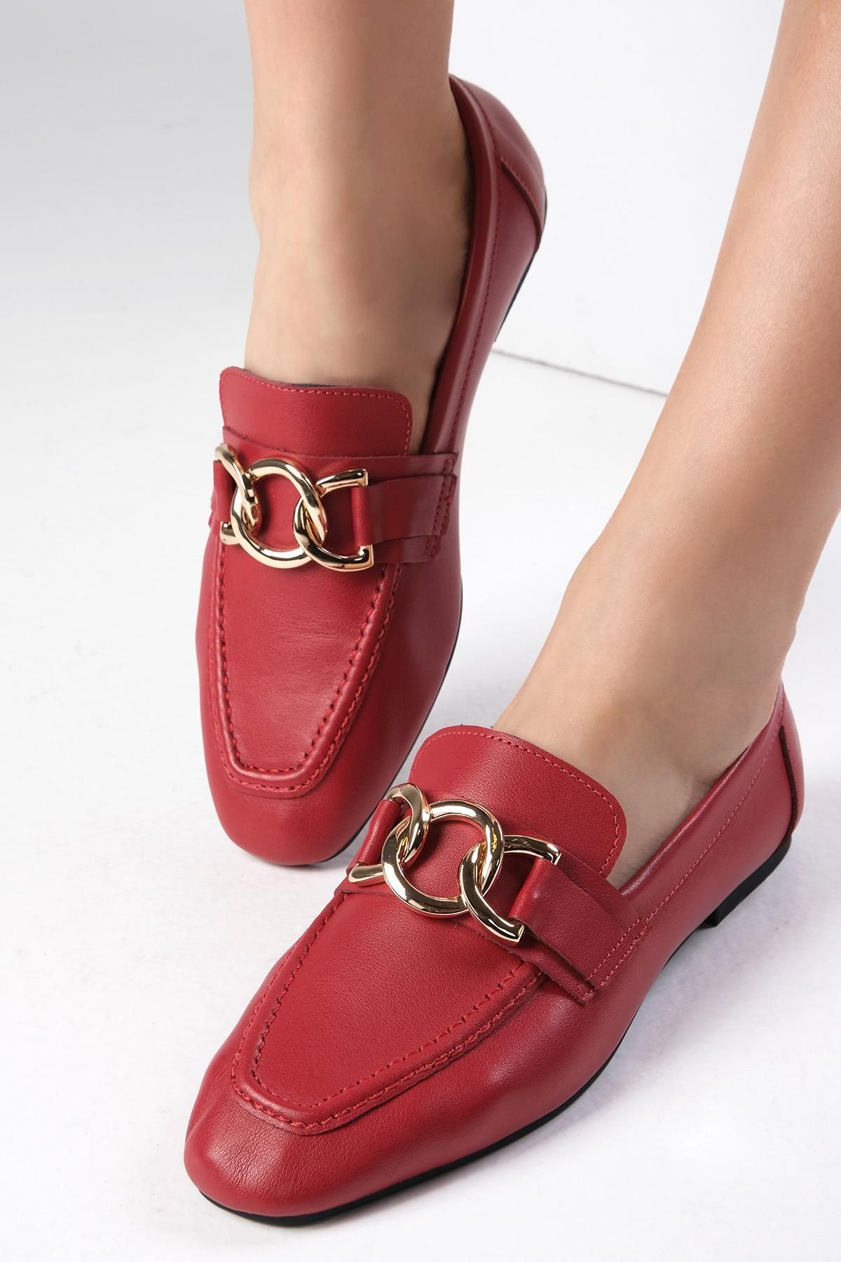 Mio Gusto Dakota Hakiki Deri Kırmızı Renk Zincir Aksesuarlı  Küt Burunlu Kadın Loafer Ayakkabı