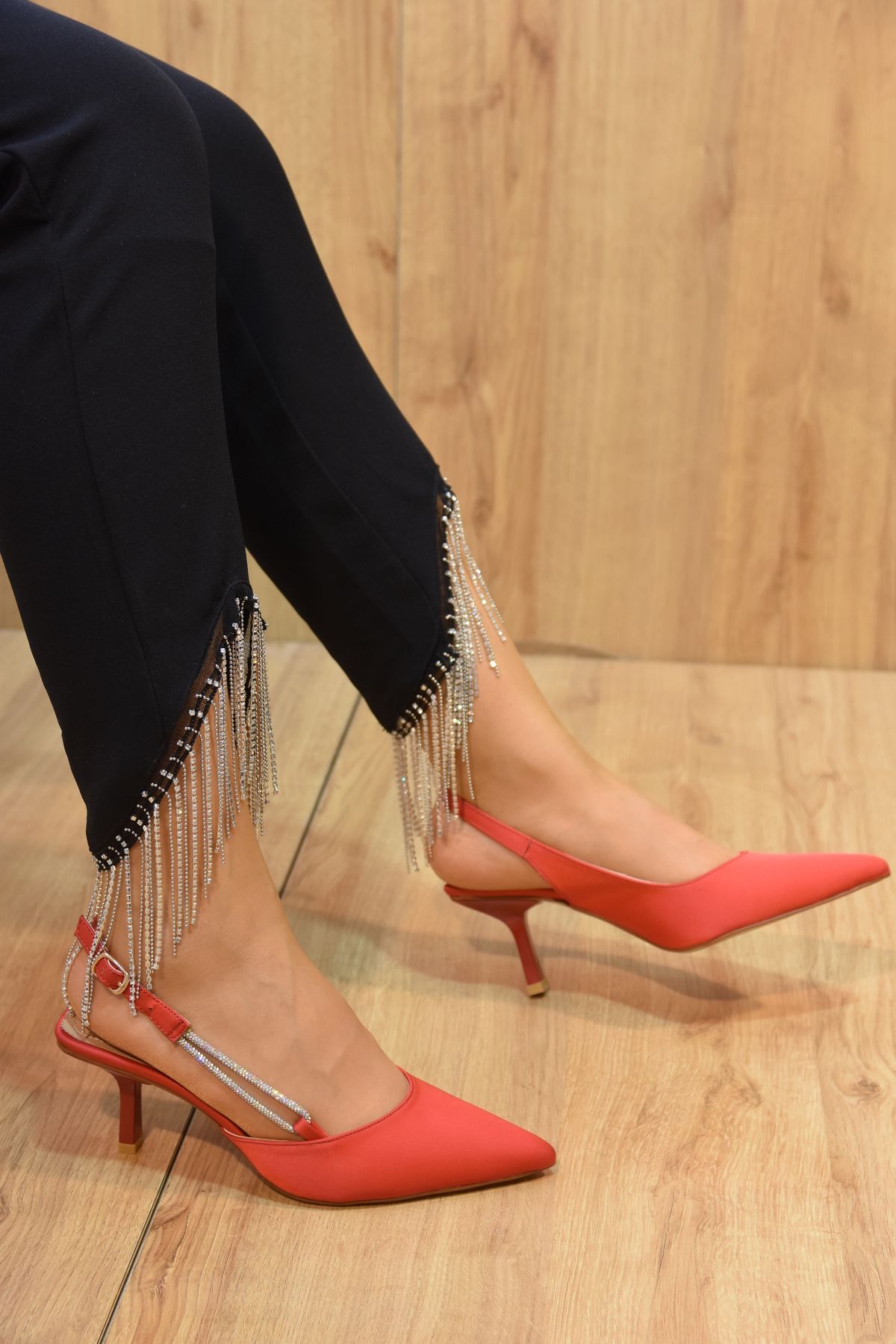 Prego Saten Kapalı Burun Arkası Açık Topuklu Kadın Ayakkabı Kırmızı