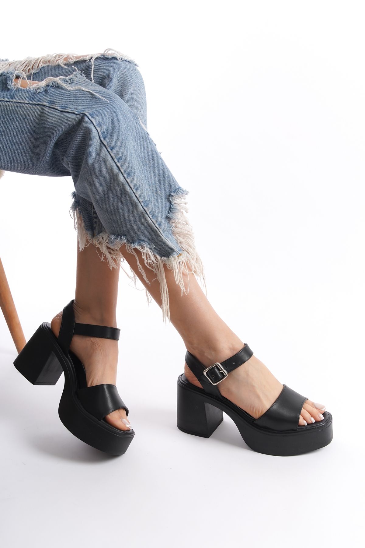 Limeo Siyah Yüksek Yandan Tokalı Tek Şeritli Önü Açık Cilt Yazlık Kadın Dolgu Taban Sandalet Ayakkabı
