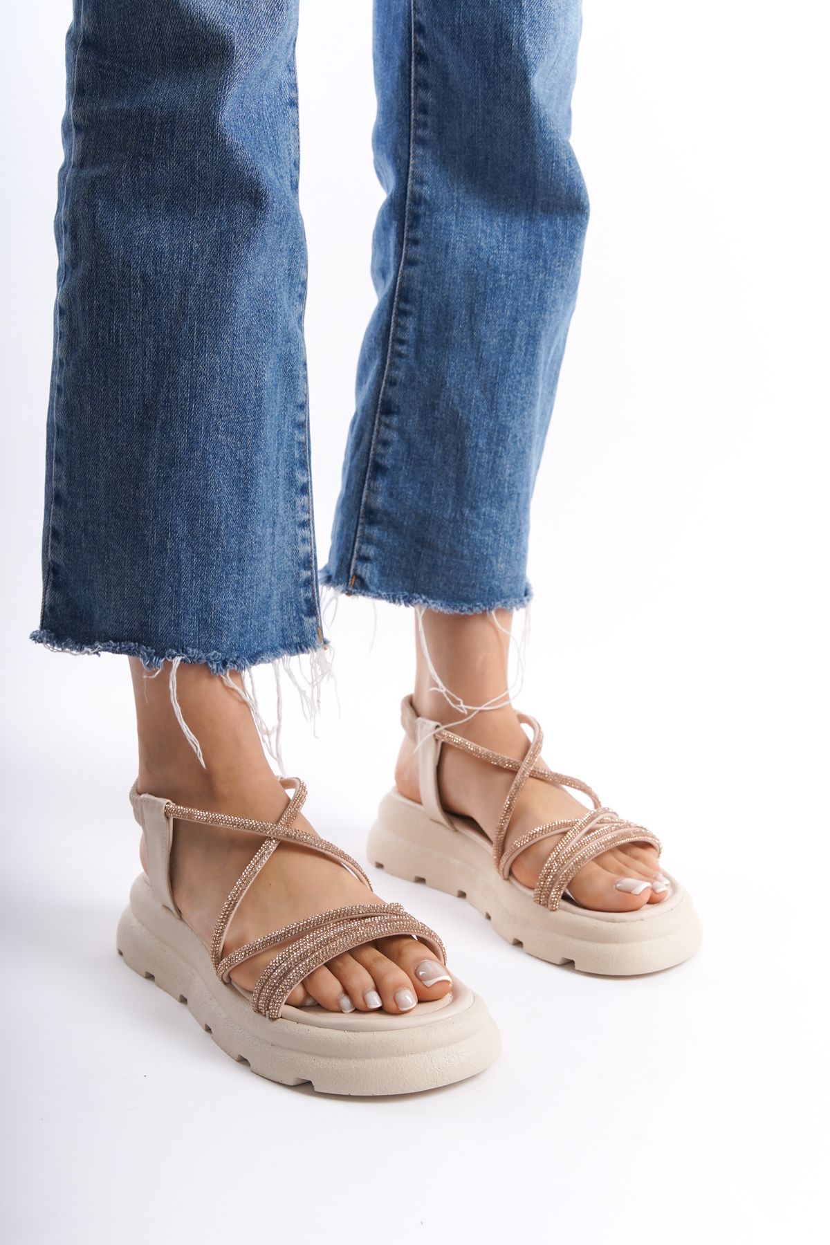 Limeo Krem Parlak Taş Detaylı Çapraz Şeritli Orta Yüksek Tabanlı Tokalı Kadın Yazlık Sandalet