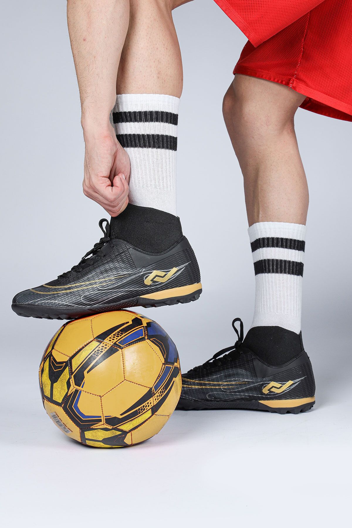 Jump 29677 Çoraplı Siyah - Altın Rengi Halı Saha Krampon Futbol Ayakkabısı